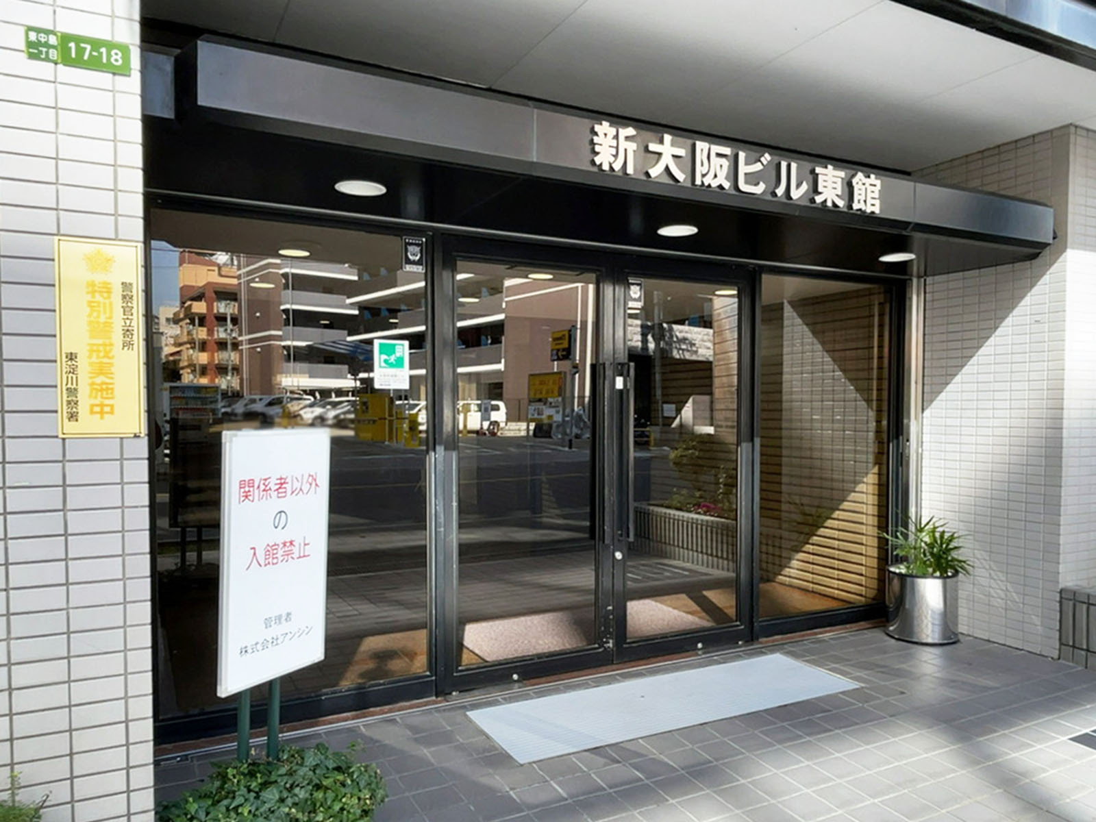 オフィスビル出入口