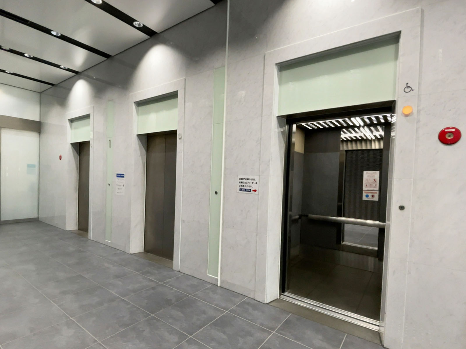エレベーター(3基)