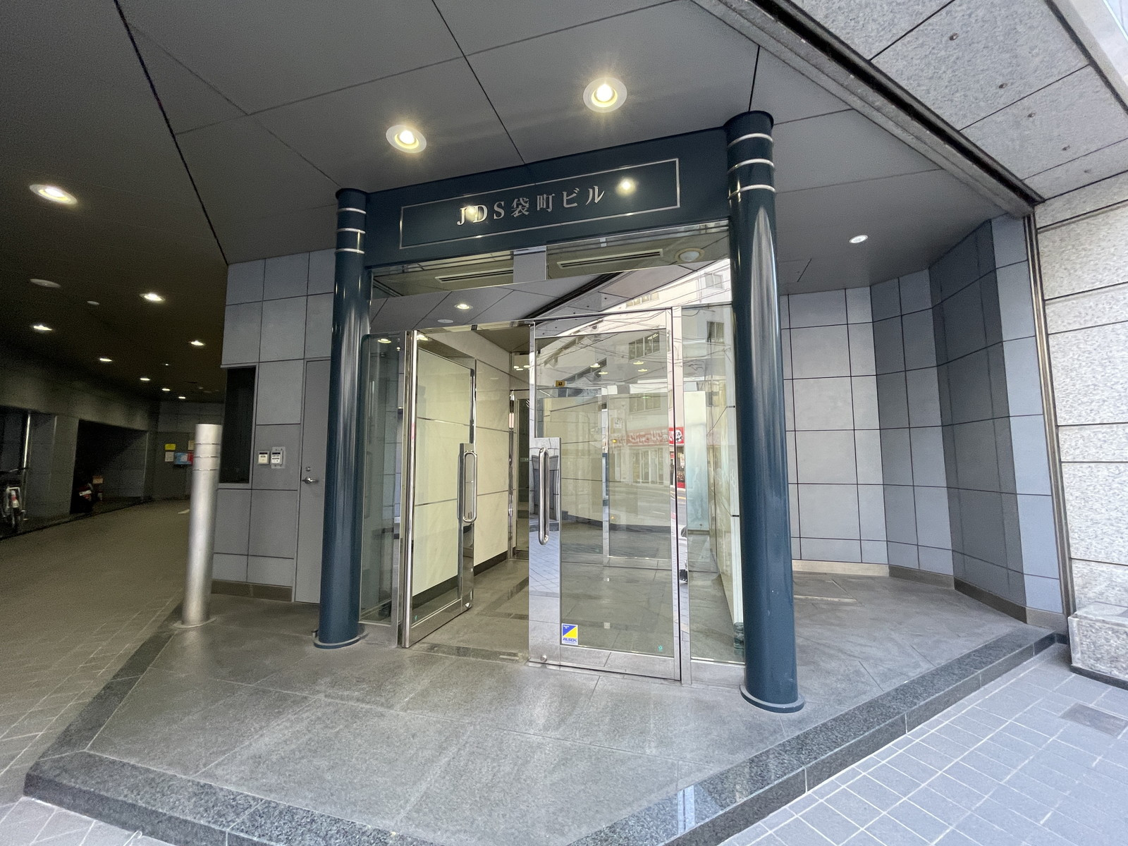 オフィスビル出入口