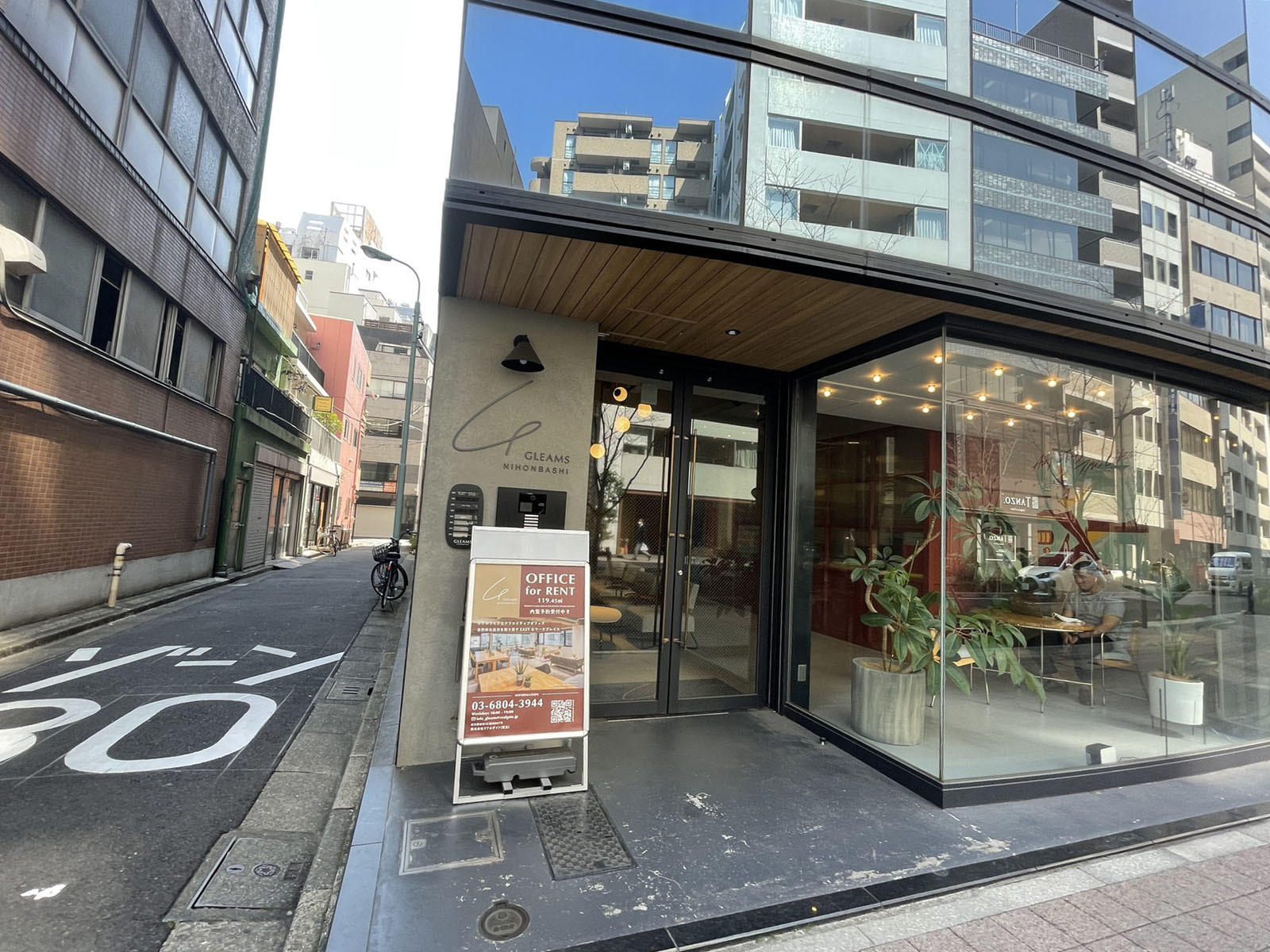 オフィスビル出入口