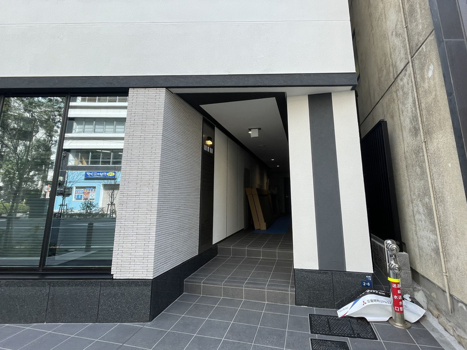 オフィスビル出入口