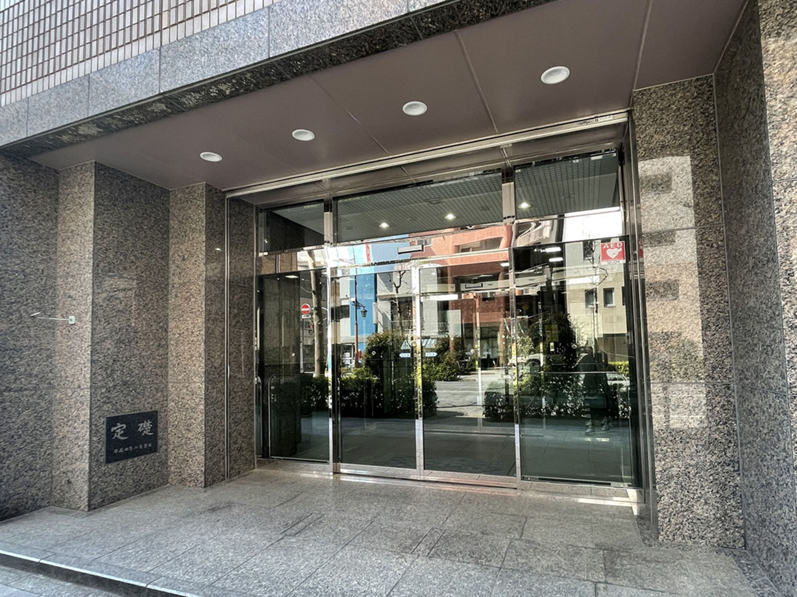 オフィスビル出入口