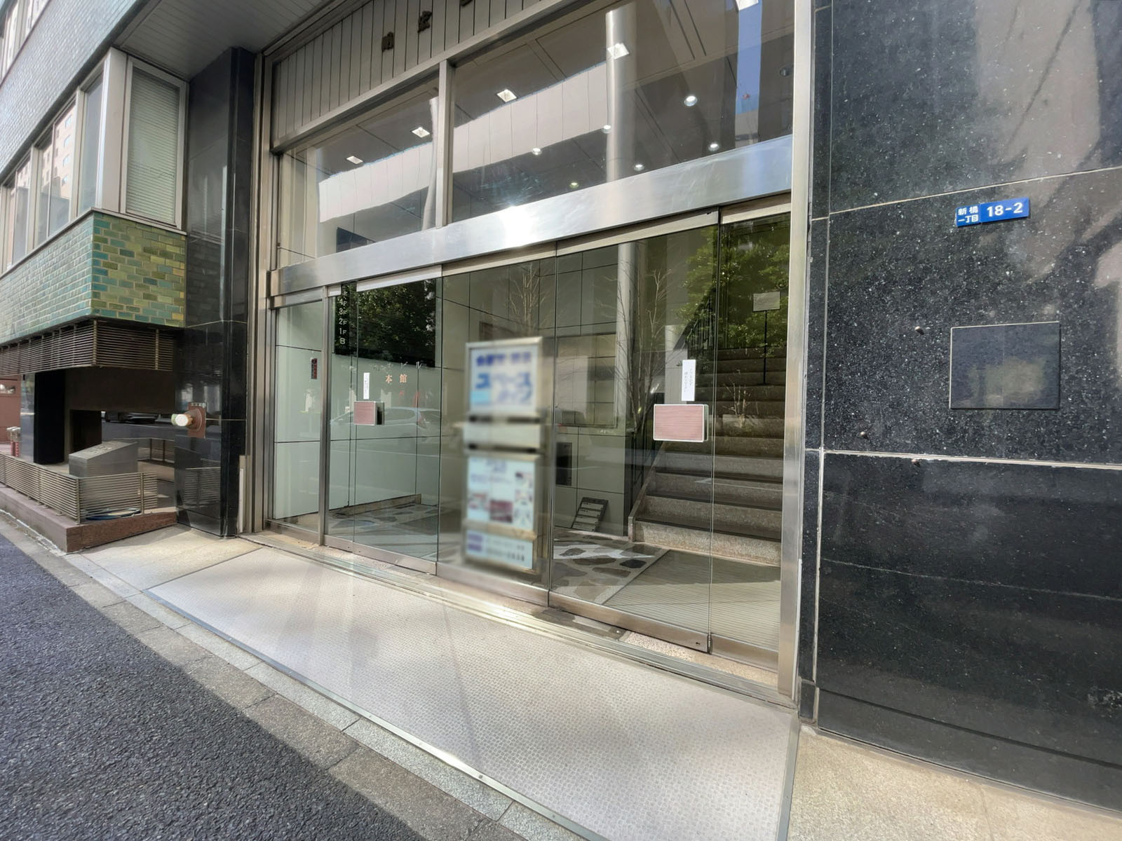 オフィスビル出入口