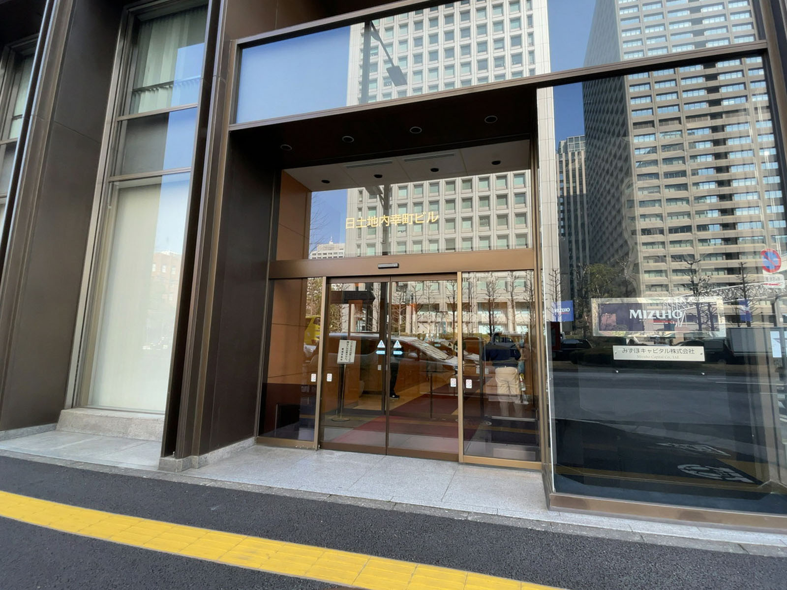 オフィスビル出入口