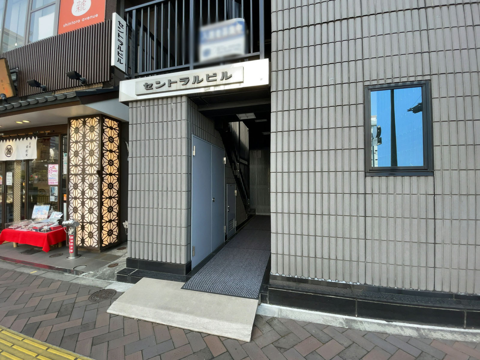 オフィスビル出入口