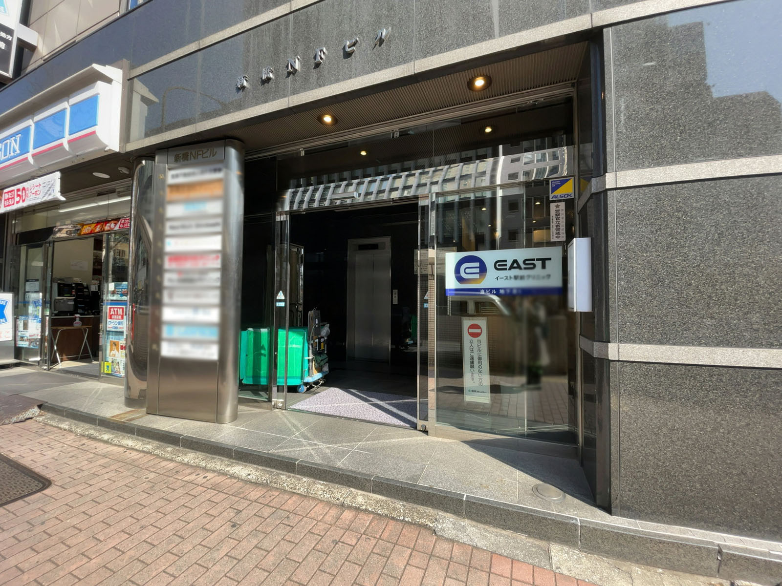 オフィスビル出入口