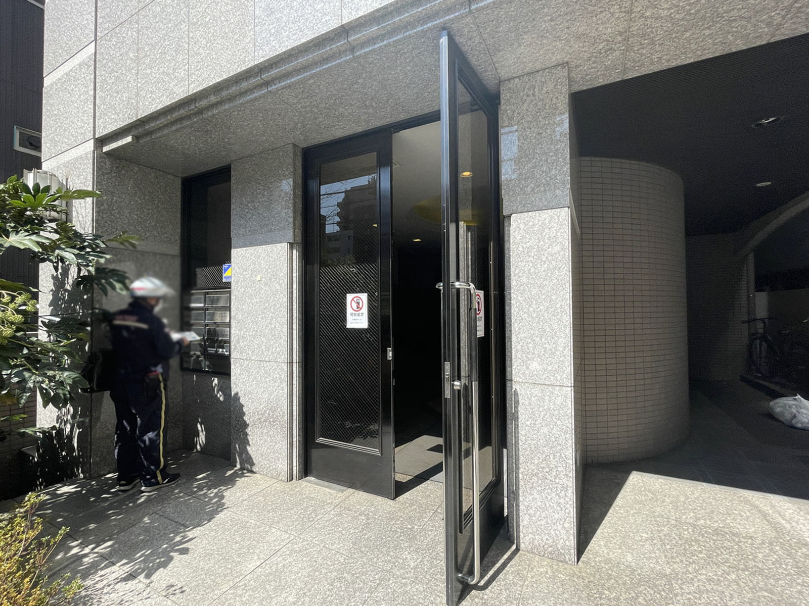 オフィスビル出入口