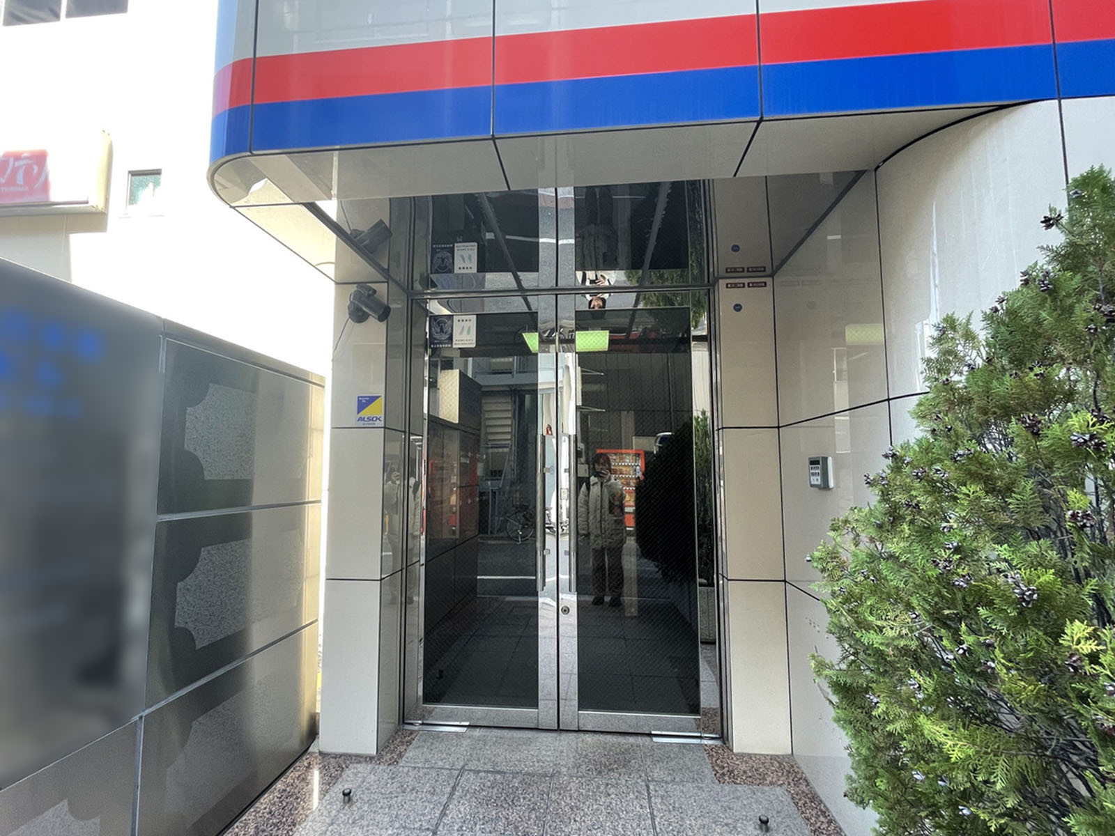 オフィスビル出入口
