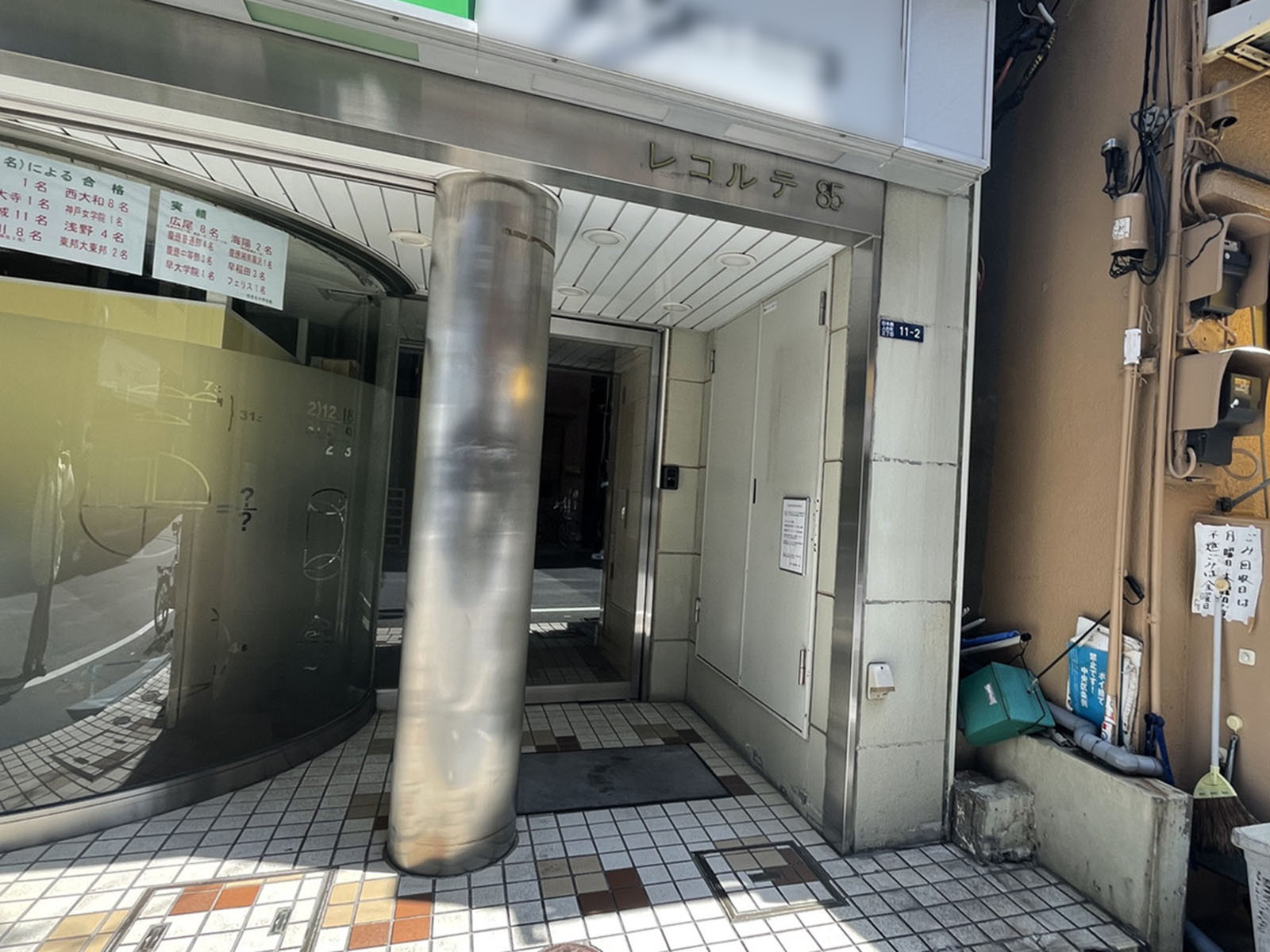 オフィスビル出入口