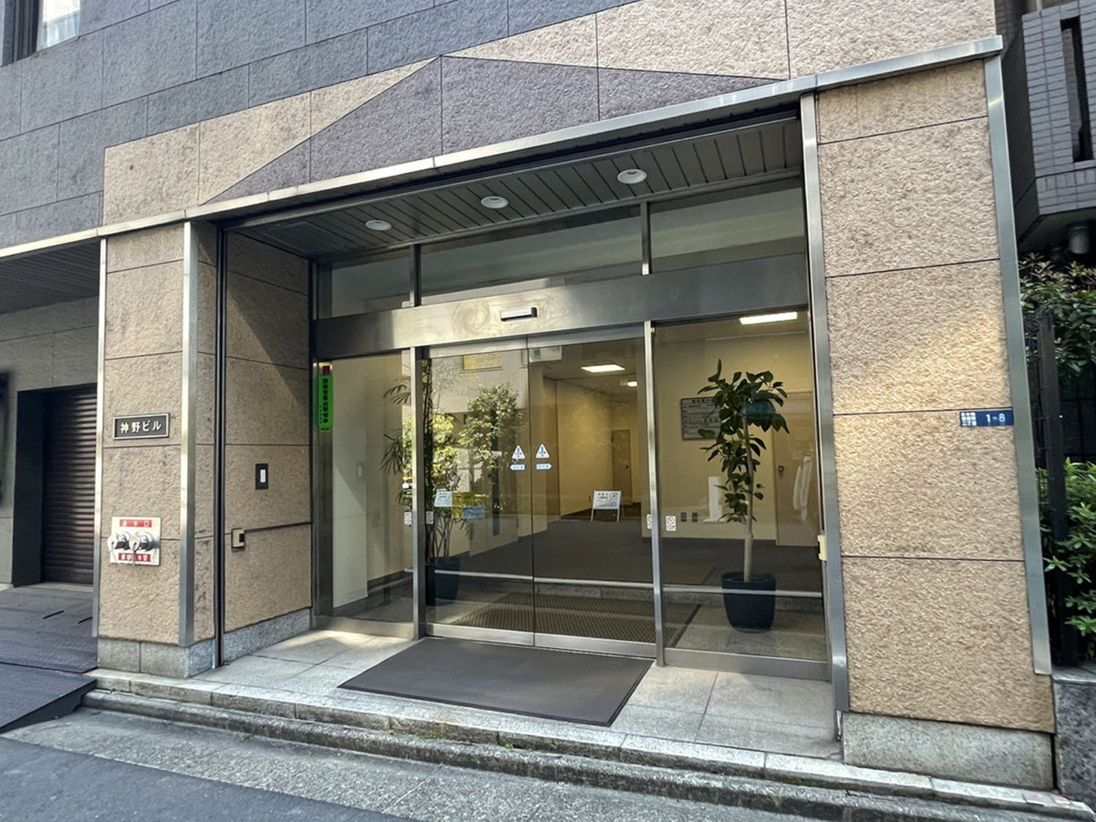 オフィスビル出入口