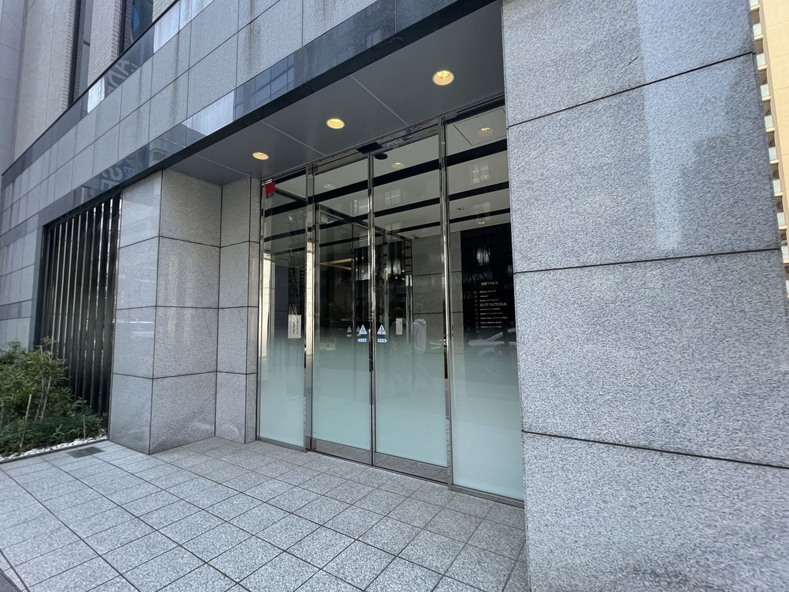 オフィスビル出入口