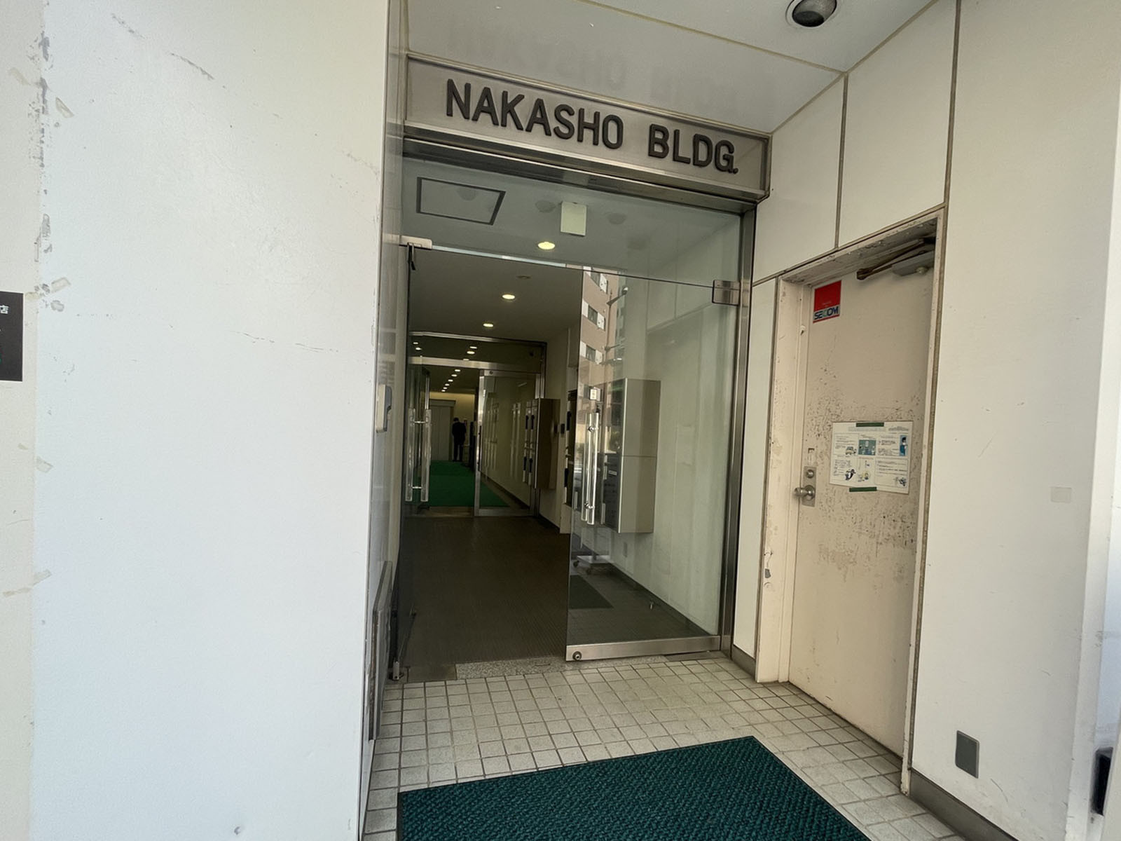 オフィスビル出入口