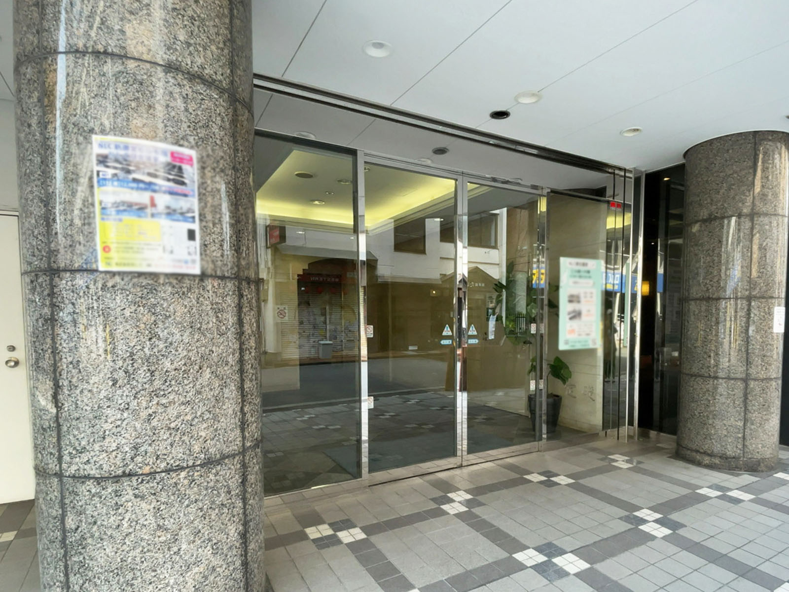 オフィスビル出入口