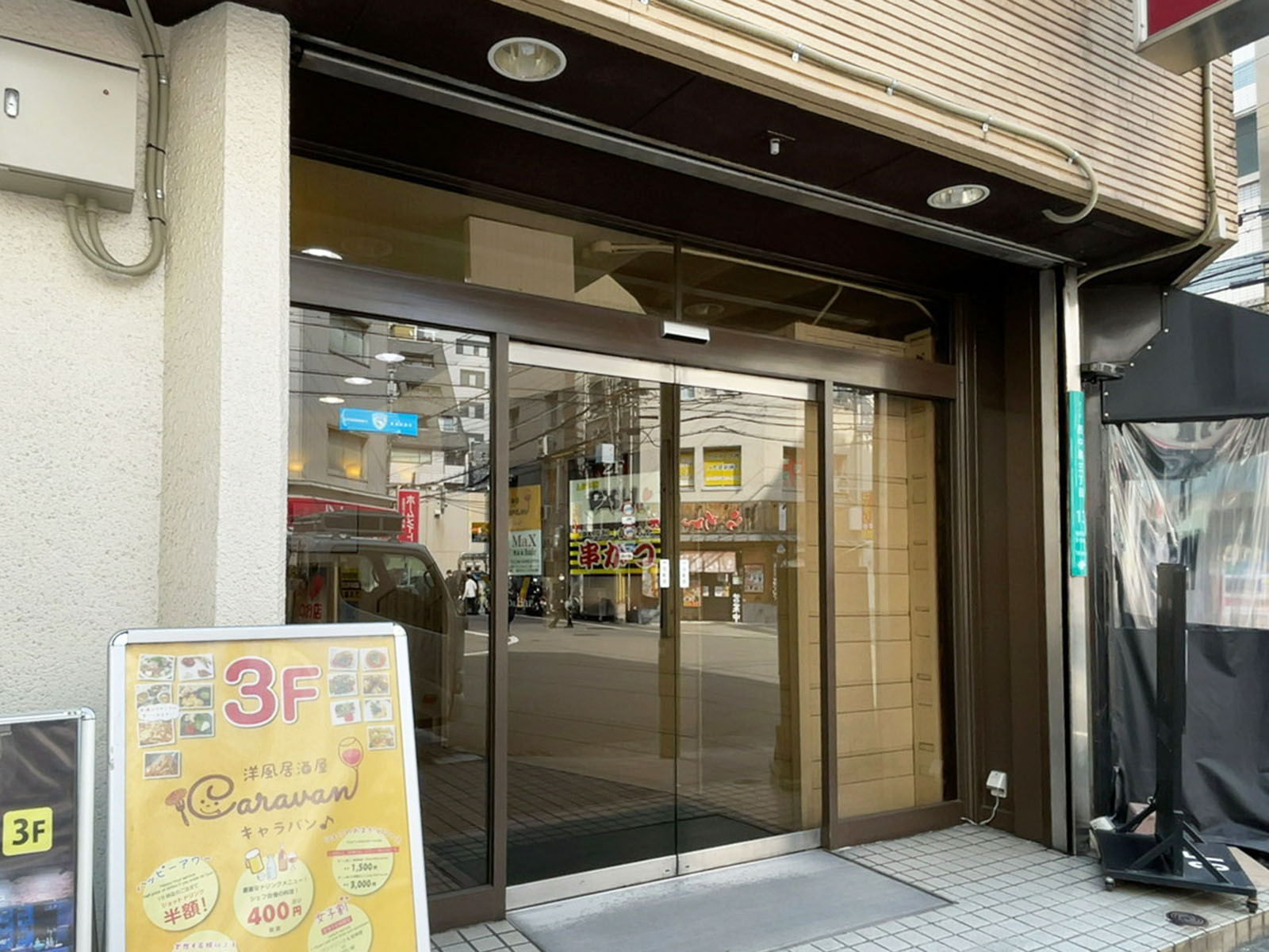オフィスビル出入口
