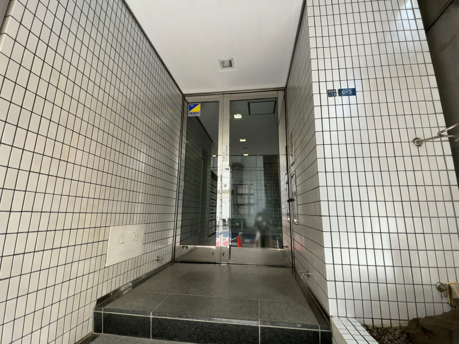 オフィスビル出入口