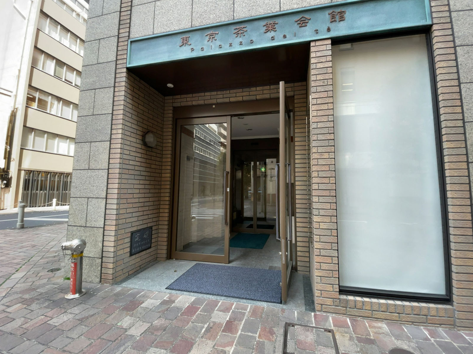 オフィスビル出入口