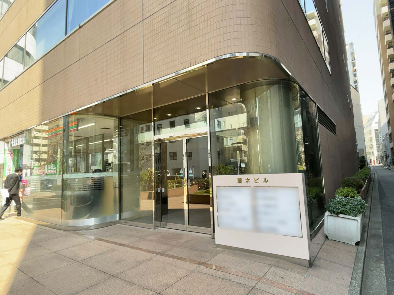 オフィスビル出入口