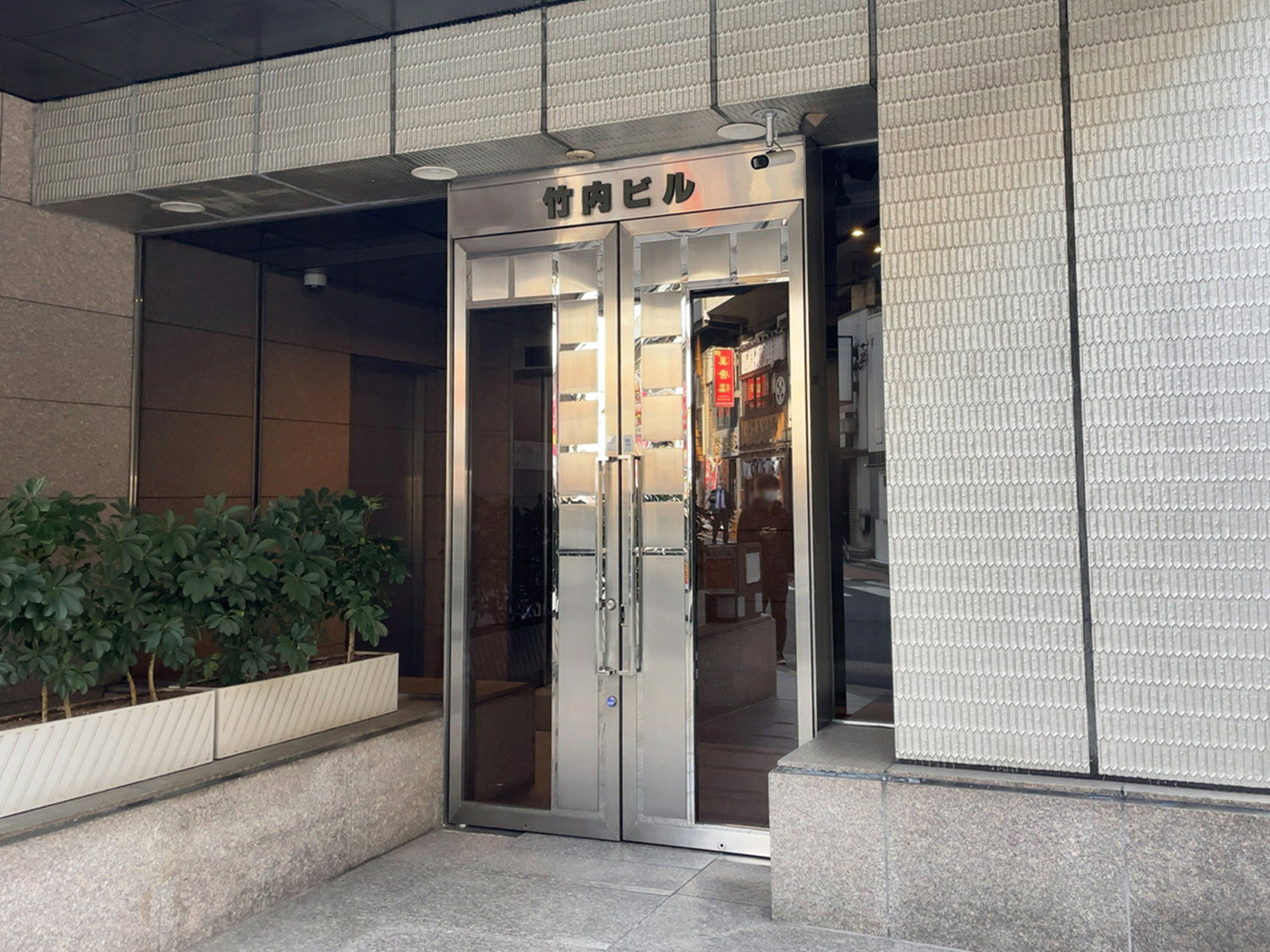 オフィスビル出入口