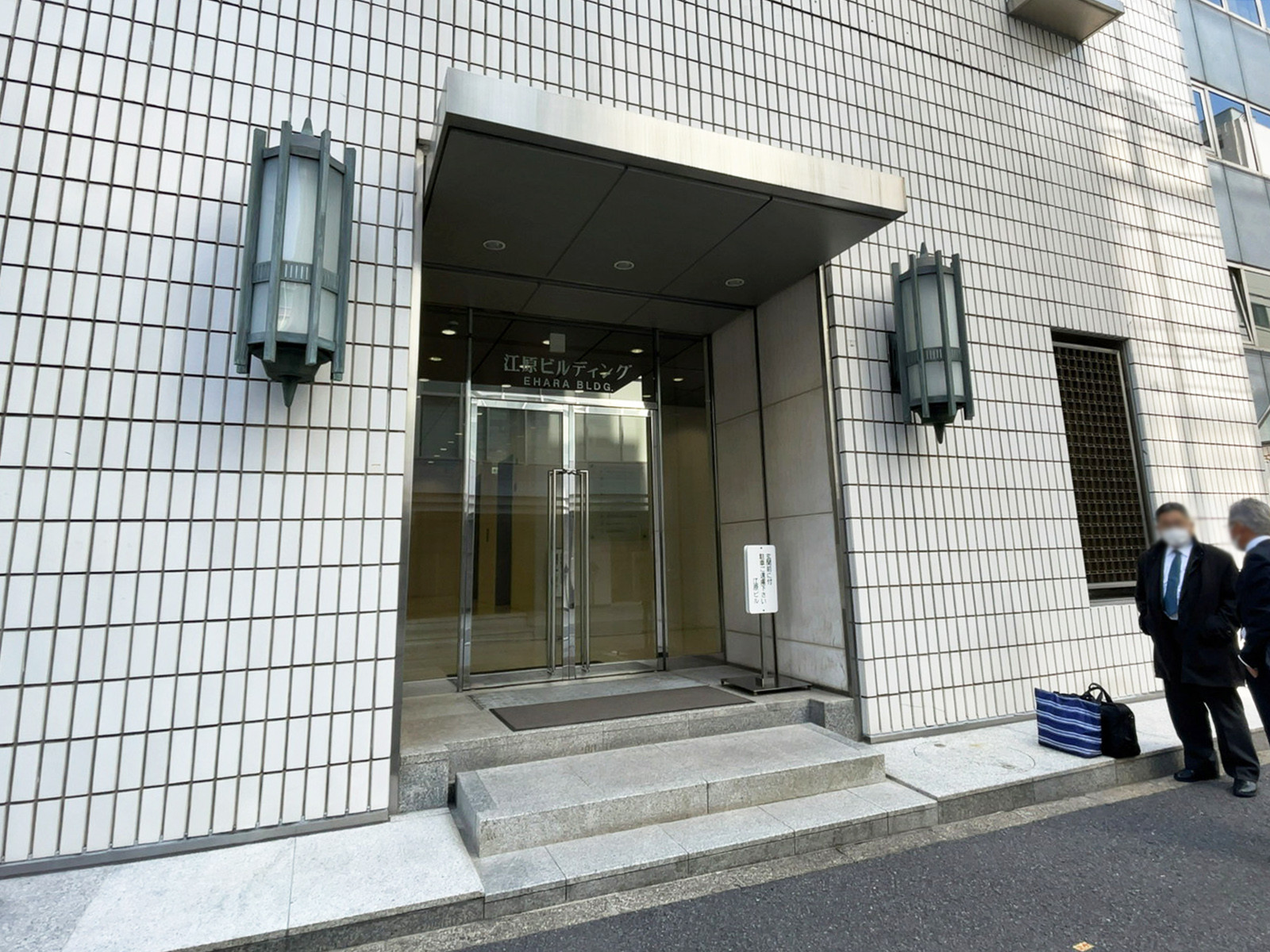 オフィスビル出入口