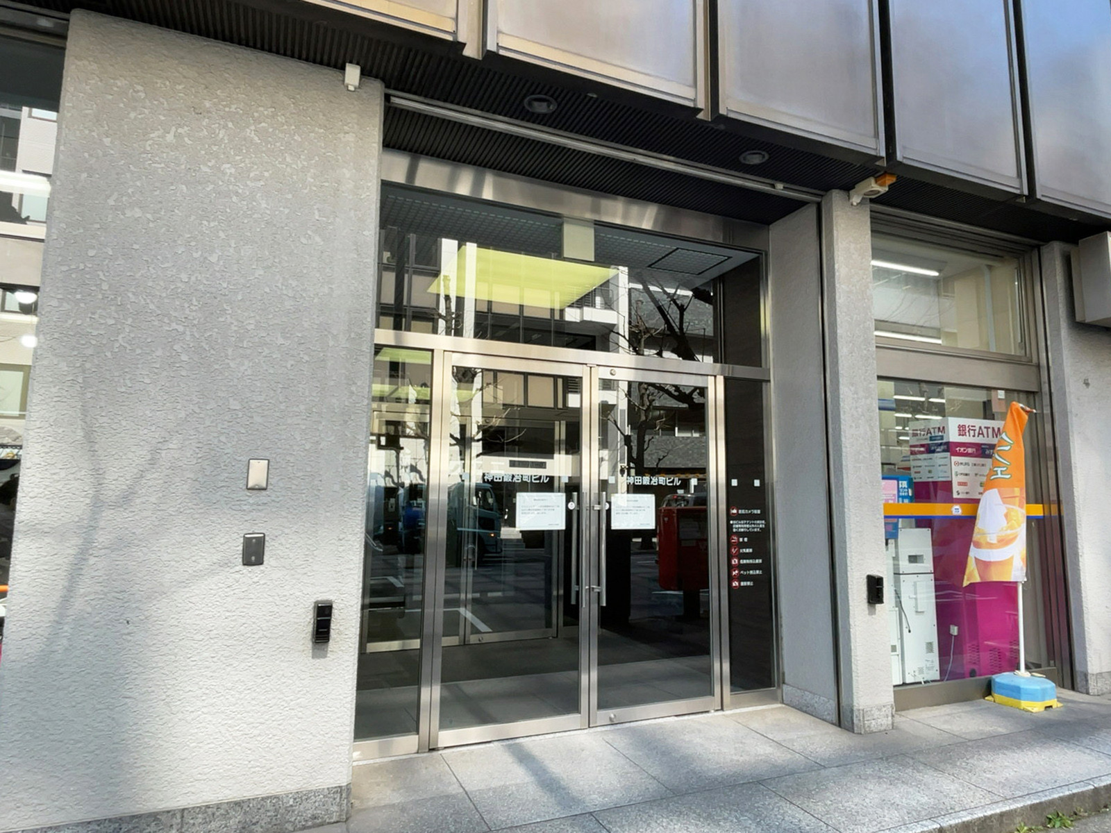 オフィスビル出入口