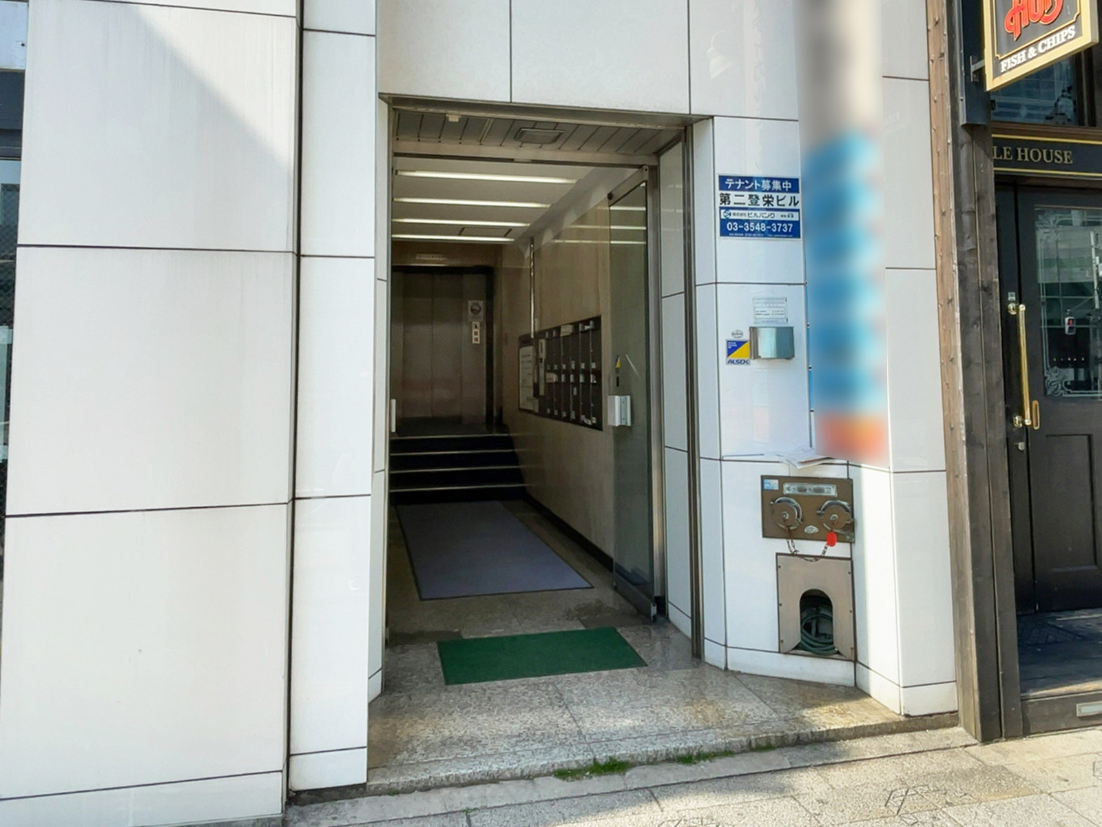 オフィスビル出入口