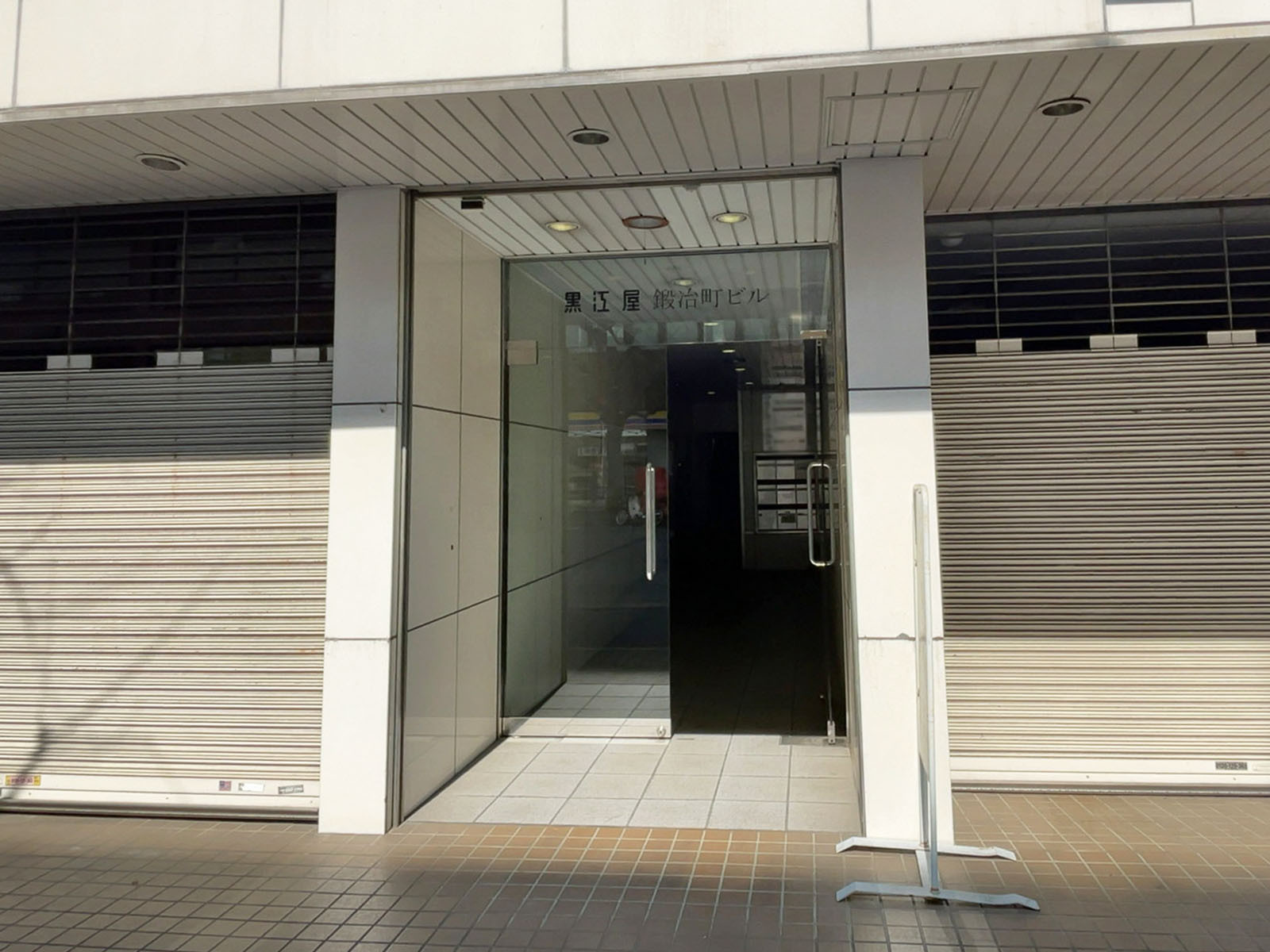 オフィスビル出入口