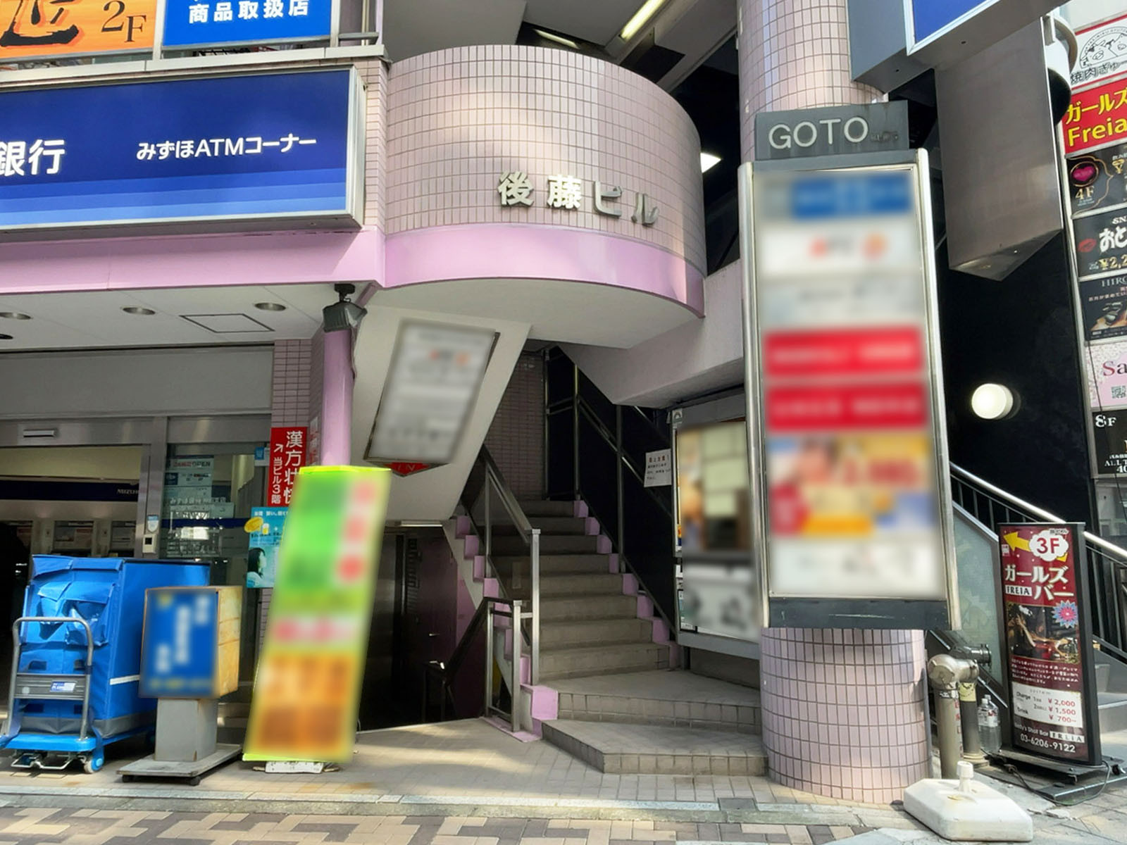 オフィスビル出入口