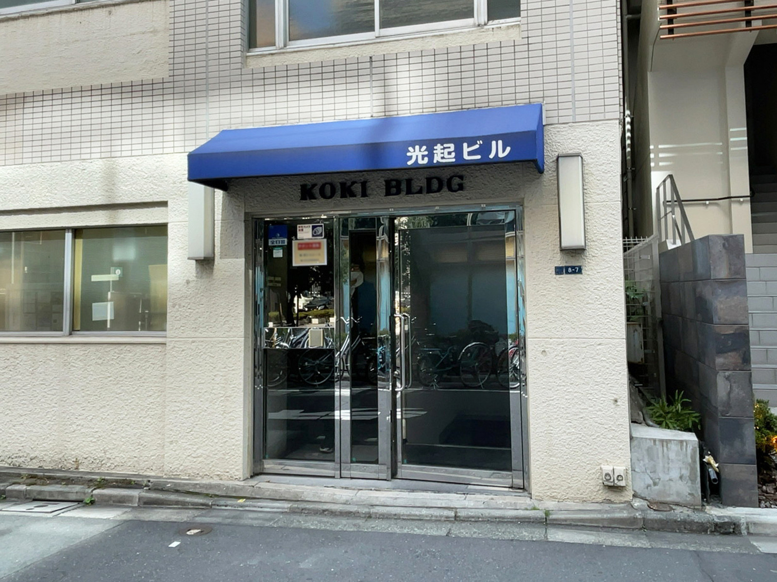オフィスビル出入口