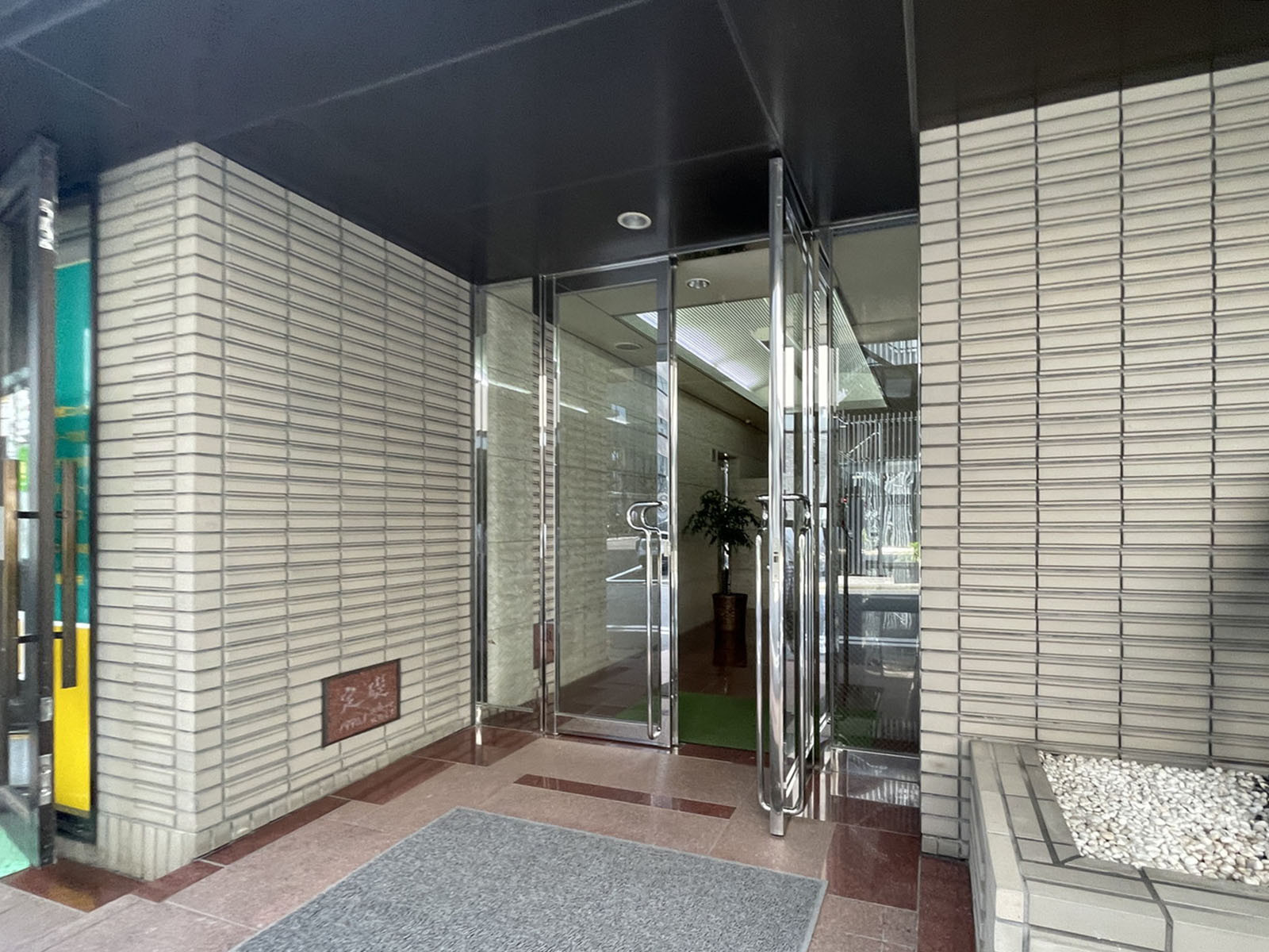 オフィスビル出入口