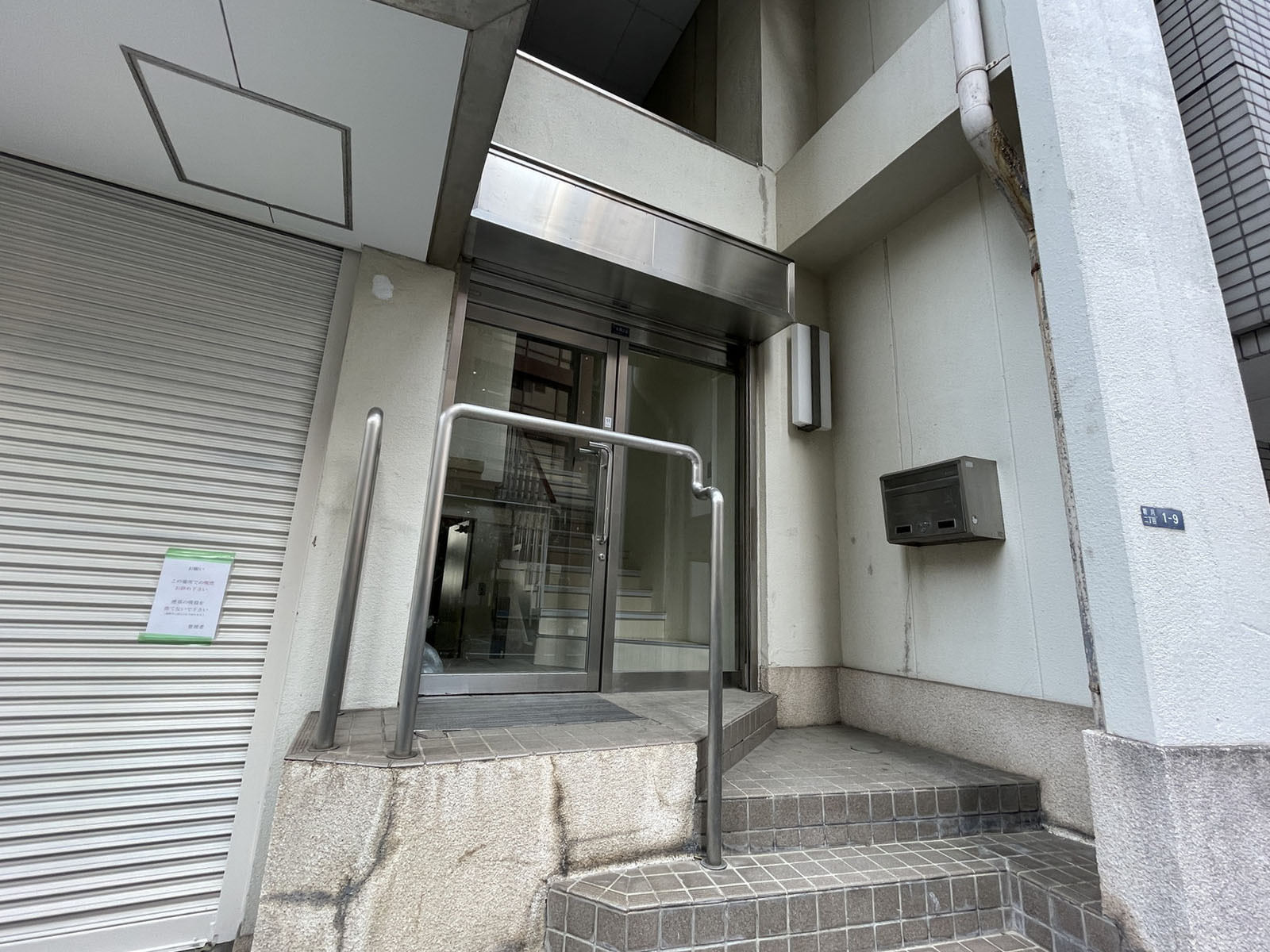 オフィスビル出入口