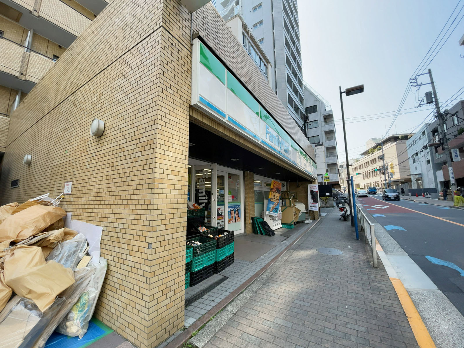 1階のファミリーマート 三田聖坂下店