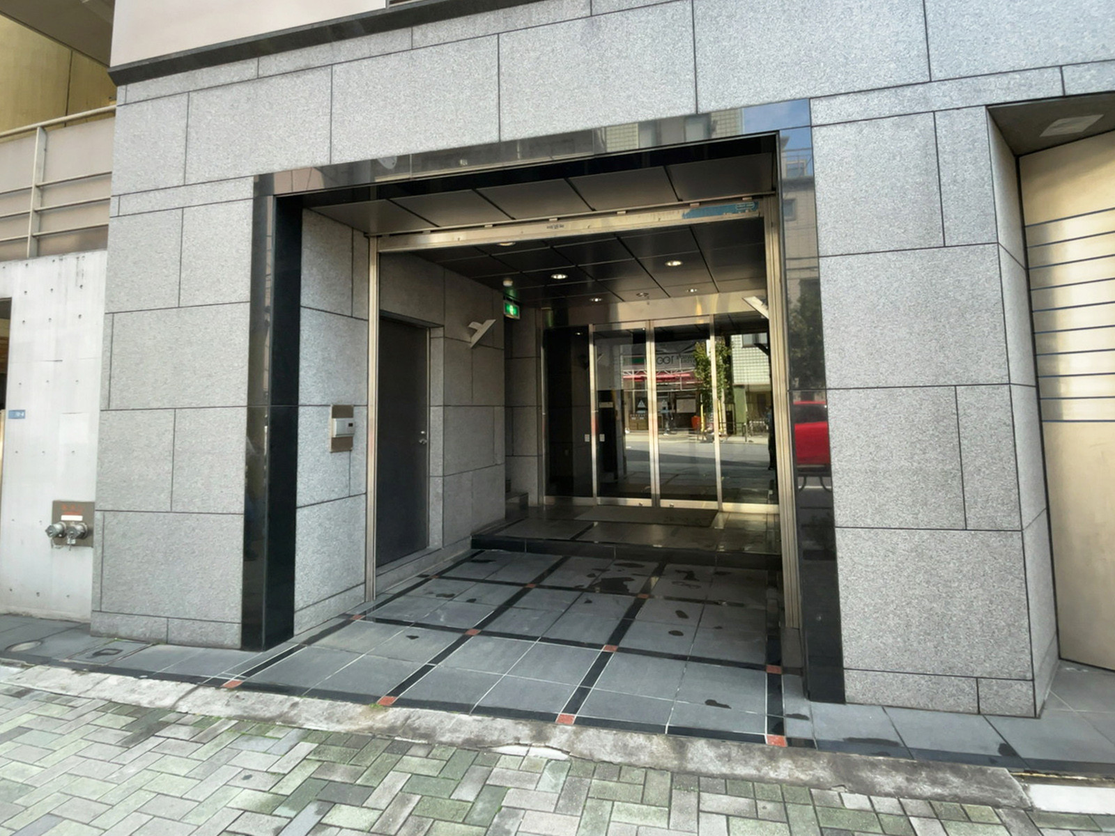 オフィスビル出入口