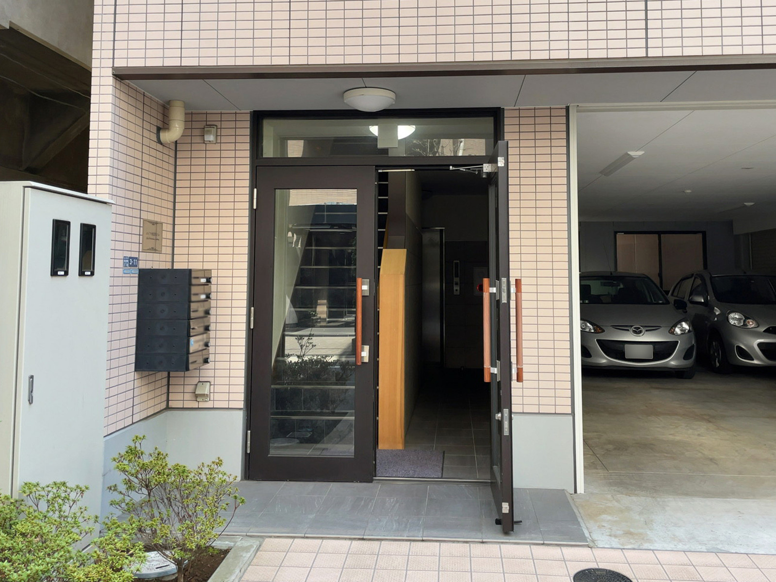 オフィスビル出入口