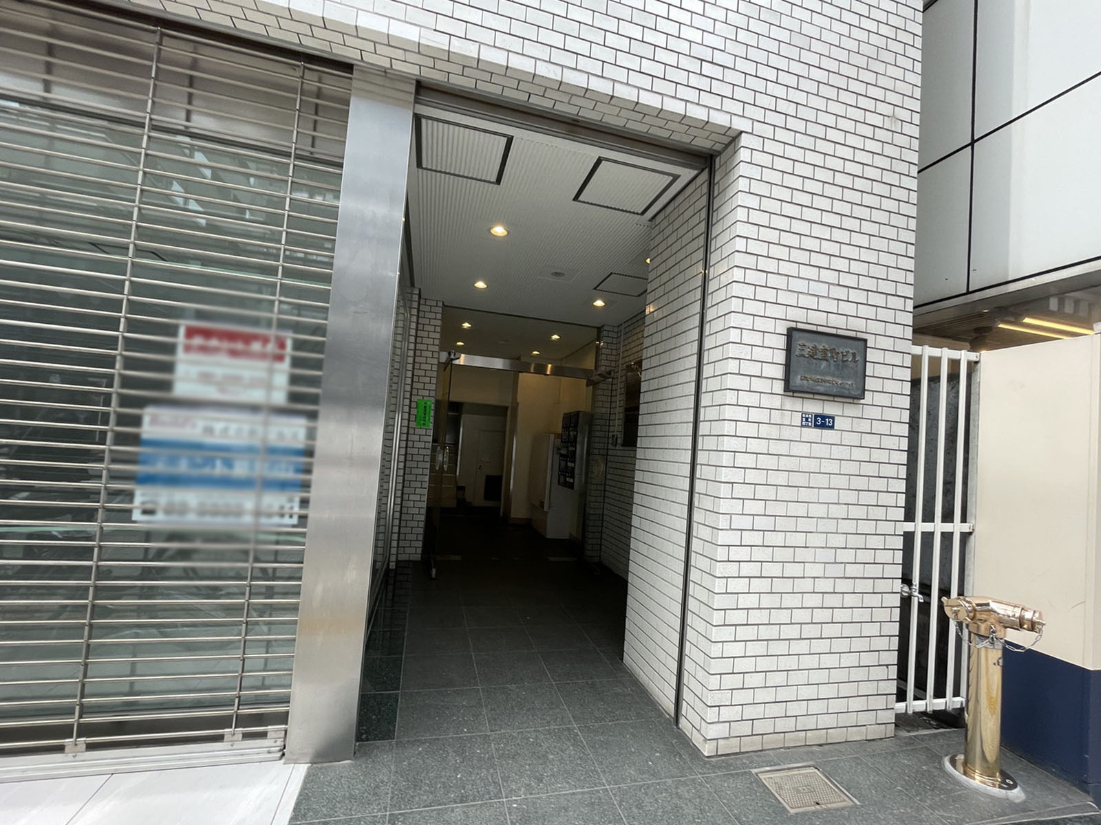 オフィスビル出入口