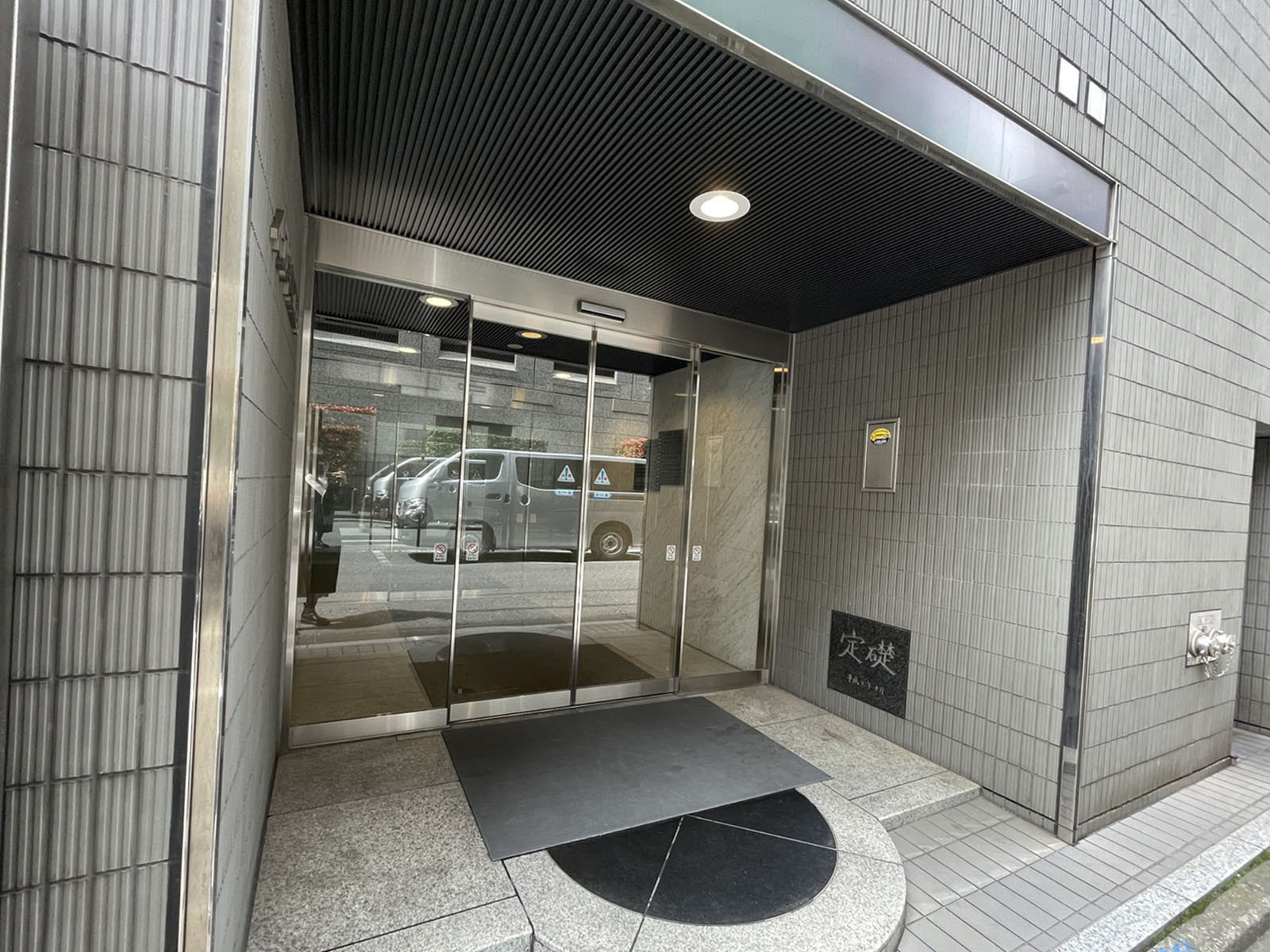 オフィスビル出入口