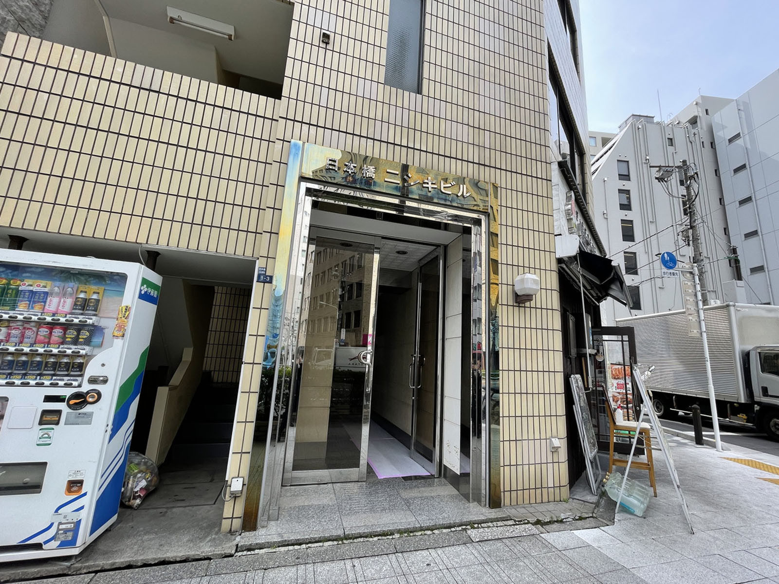 オフィスビル出入口