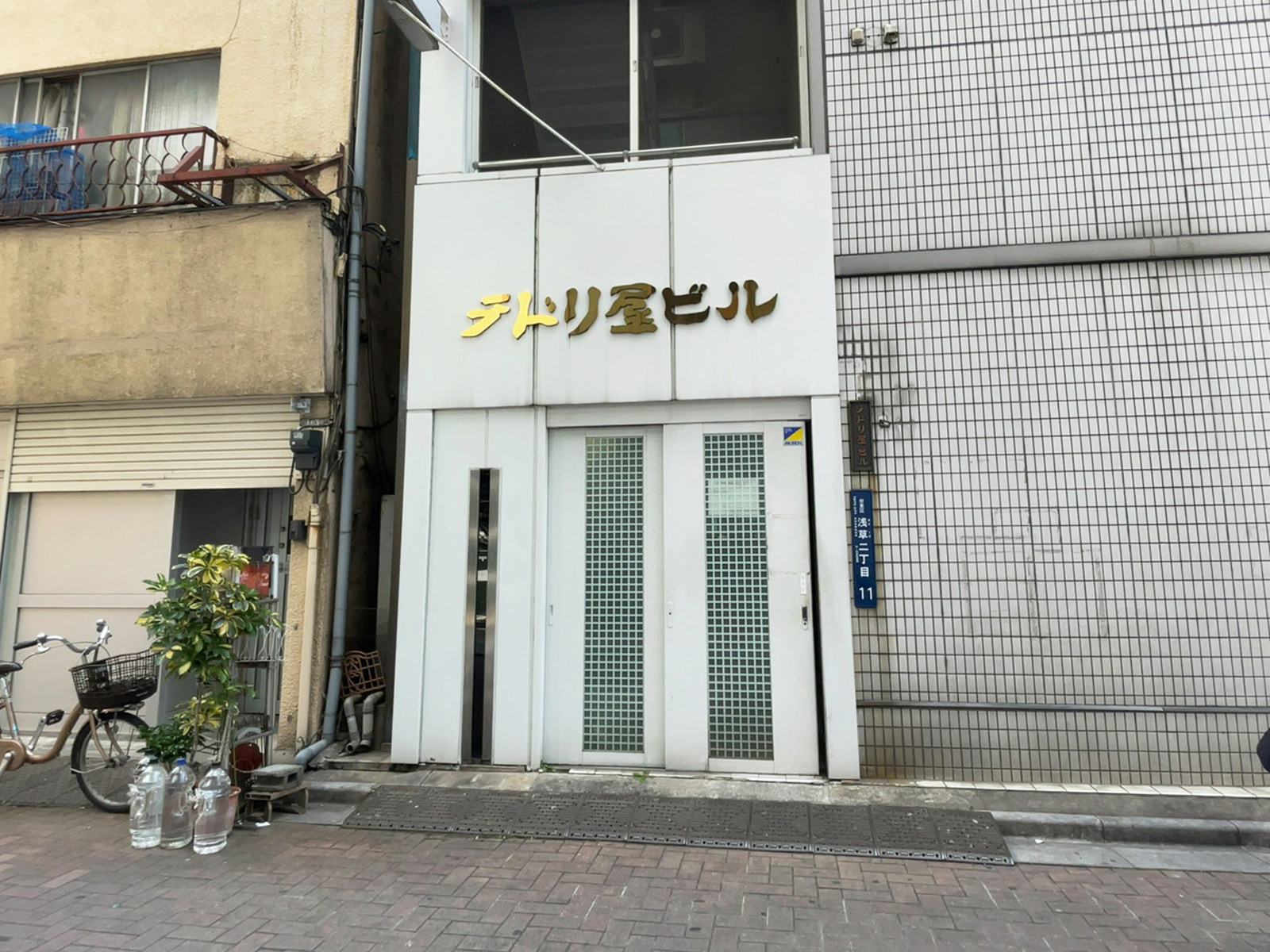 オフィスビル出入口