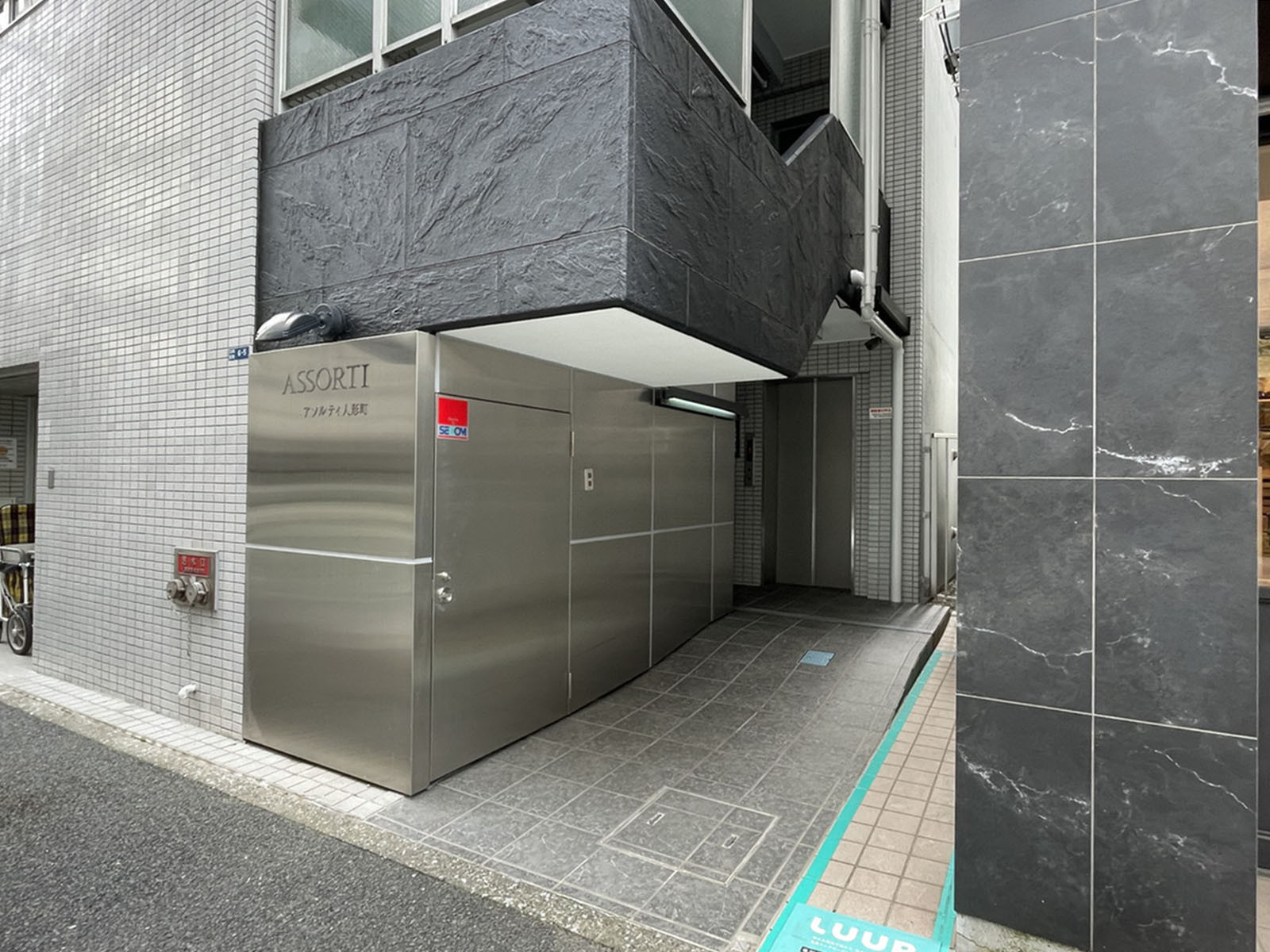 オフィスビル出入口