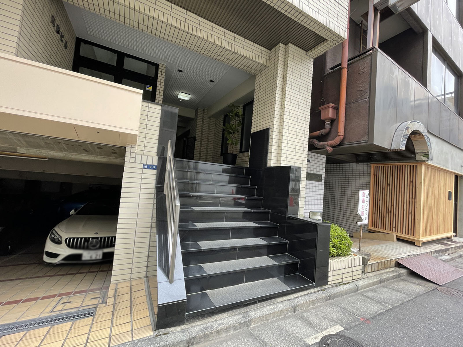 オフィスビル出入口