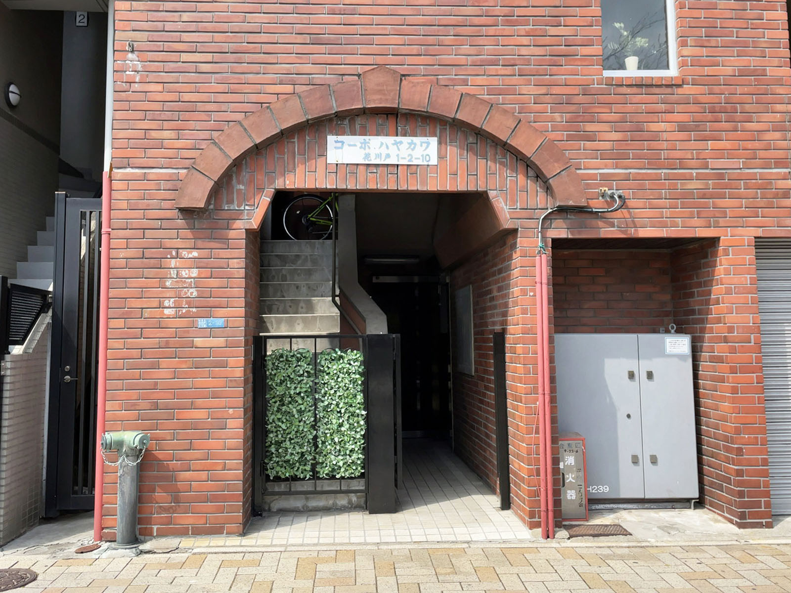 オフィスビル出入口