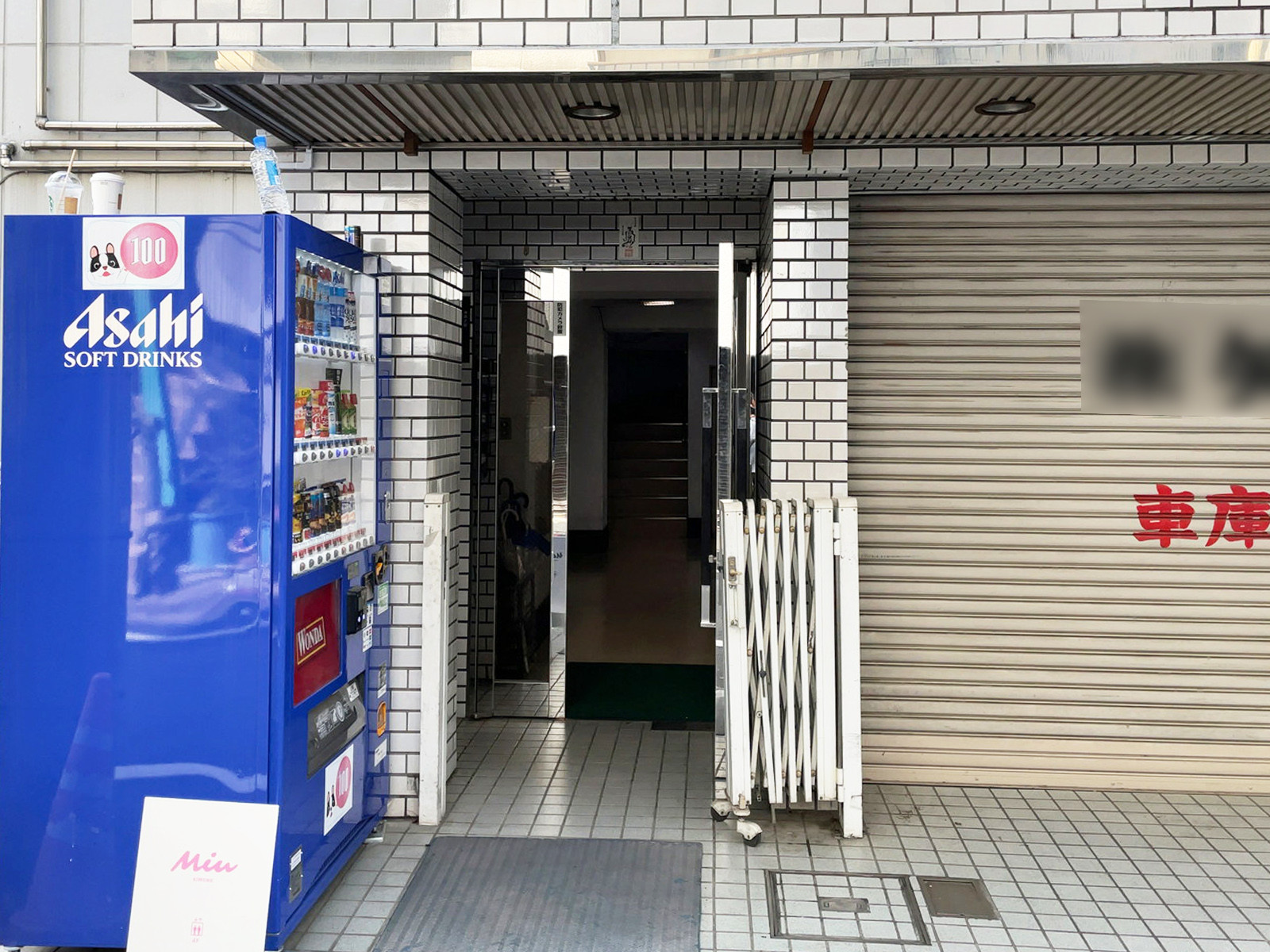 オフィスビル出入口
