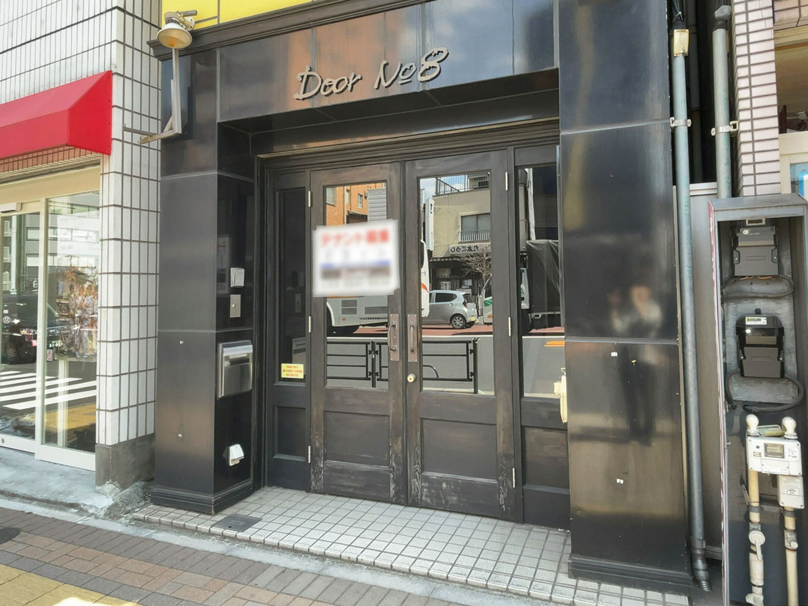 オフィスビル出入口
