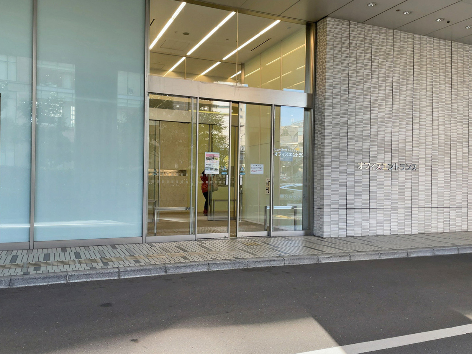 オフィスビル出入口