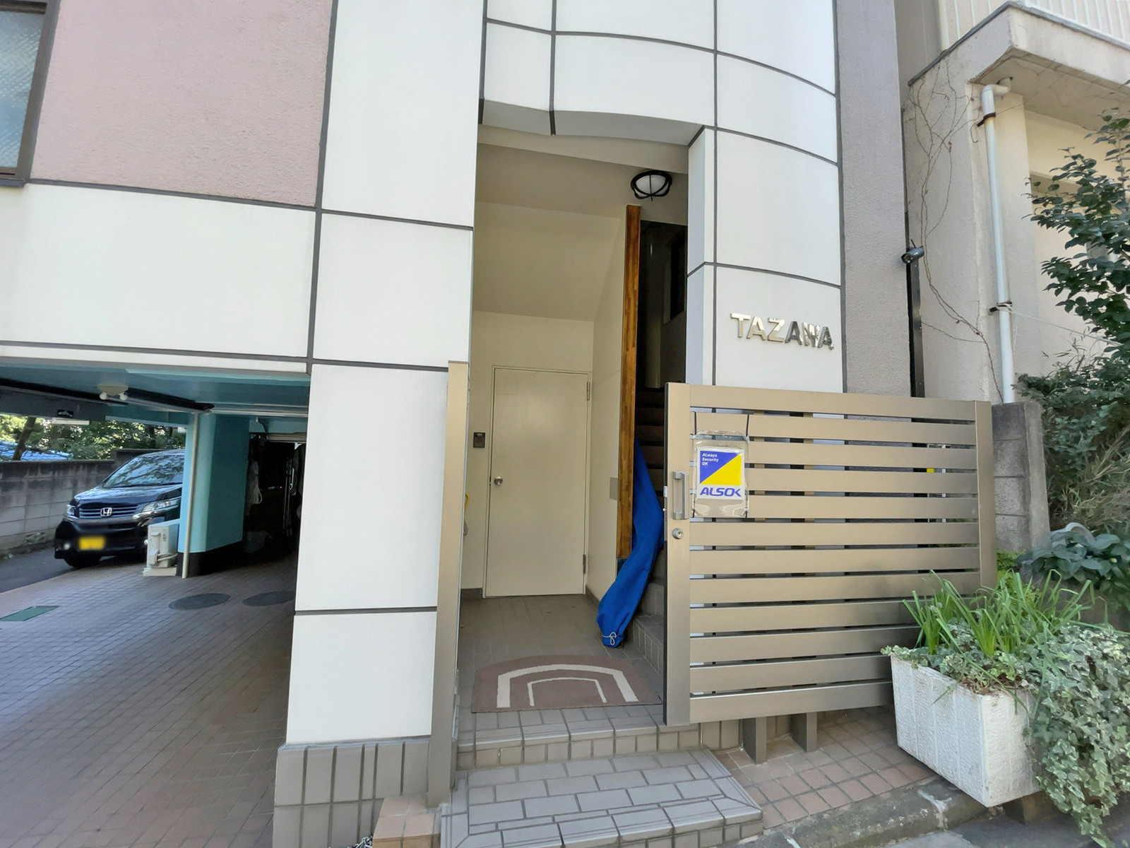 オフィスビル出入口
