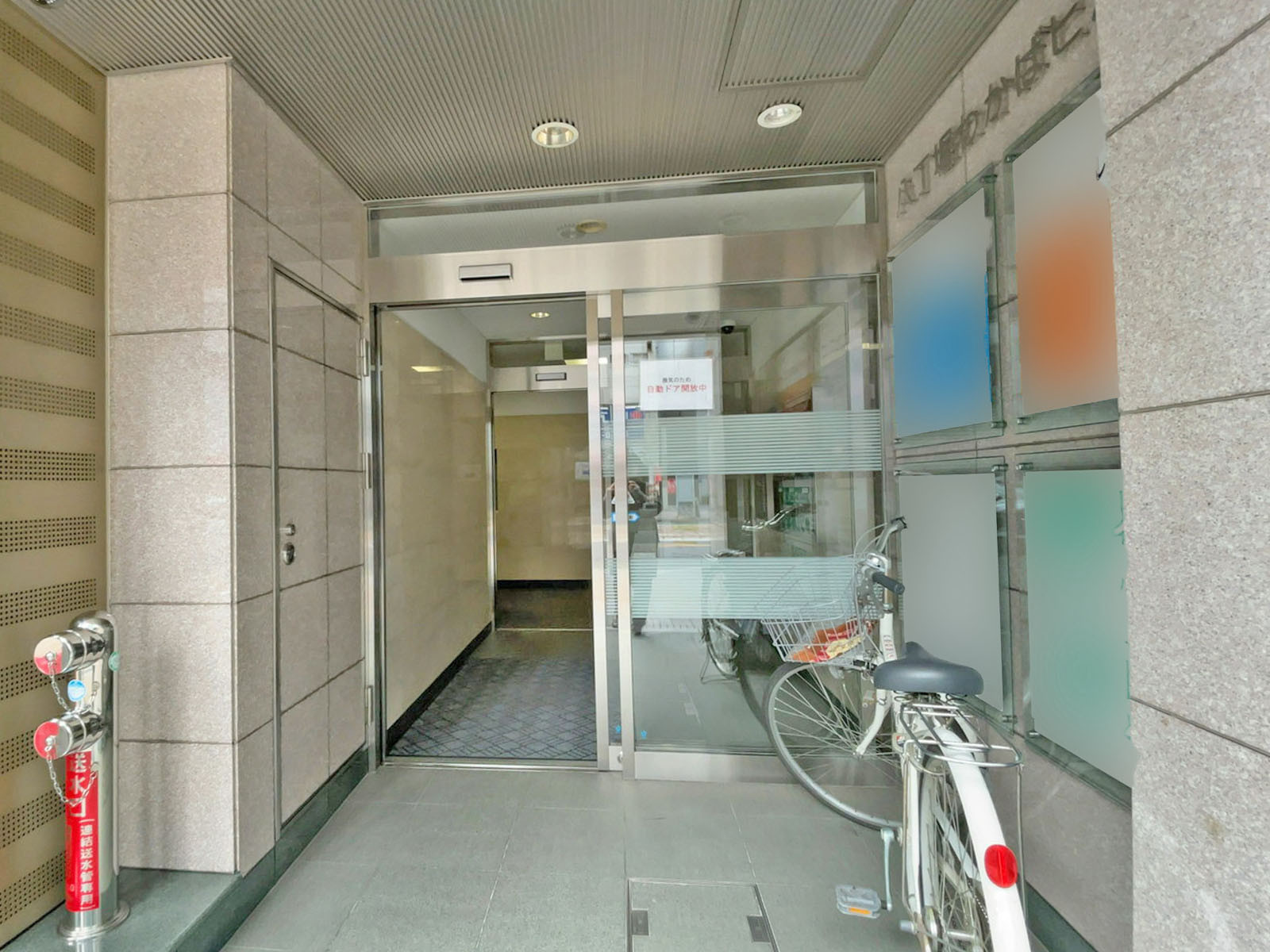 オフィスビル出入口