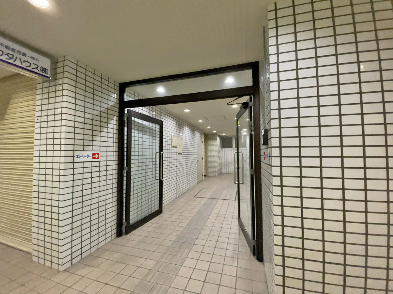 オフィスビル出入口