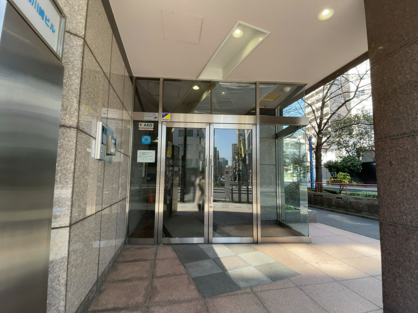 オフィスビル出入口