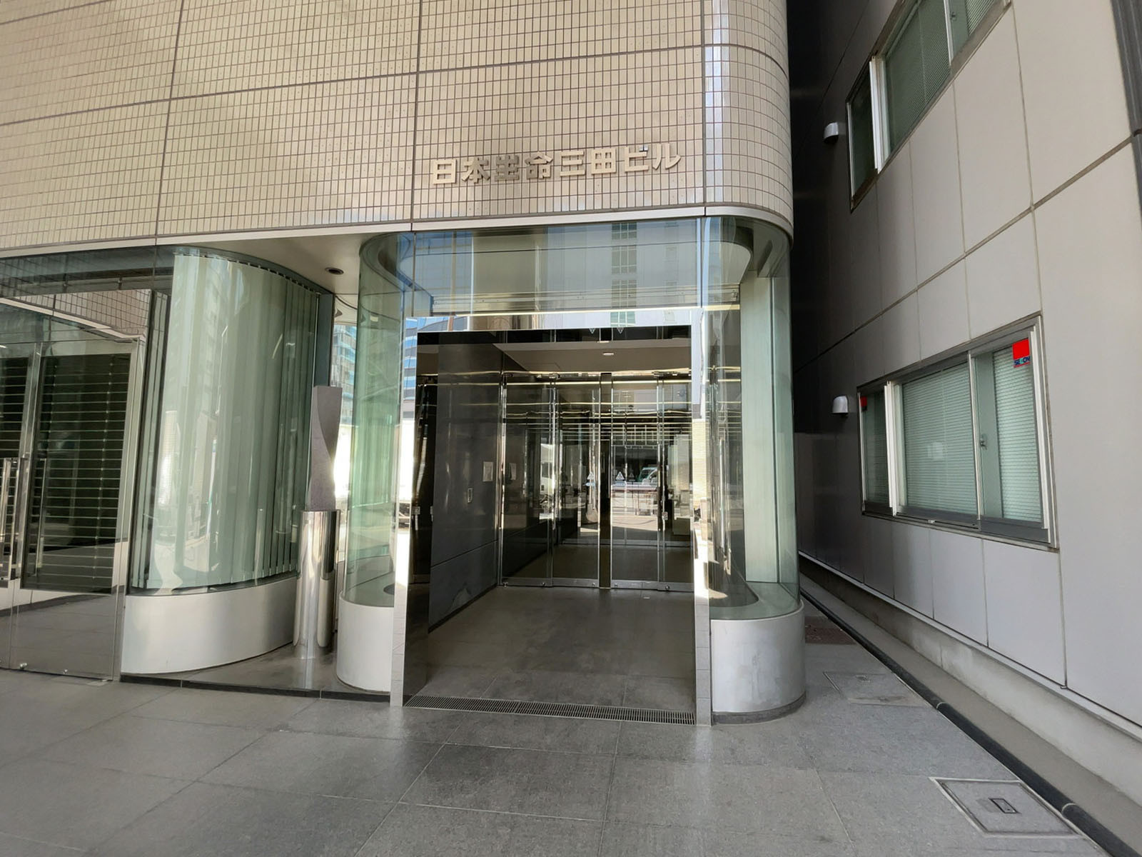 オフィスビル出入口