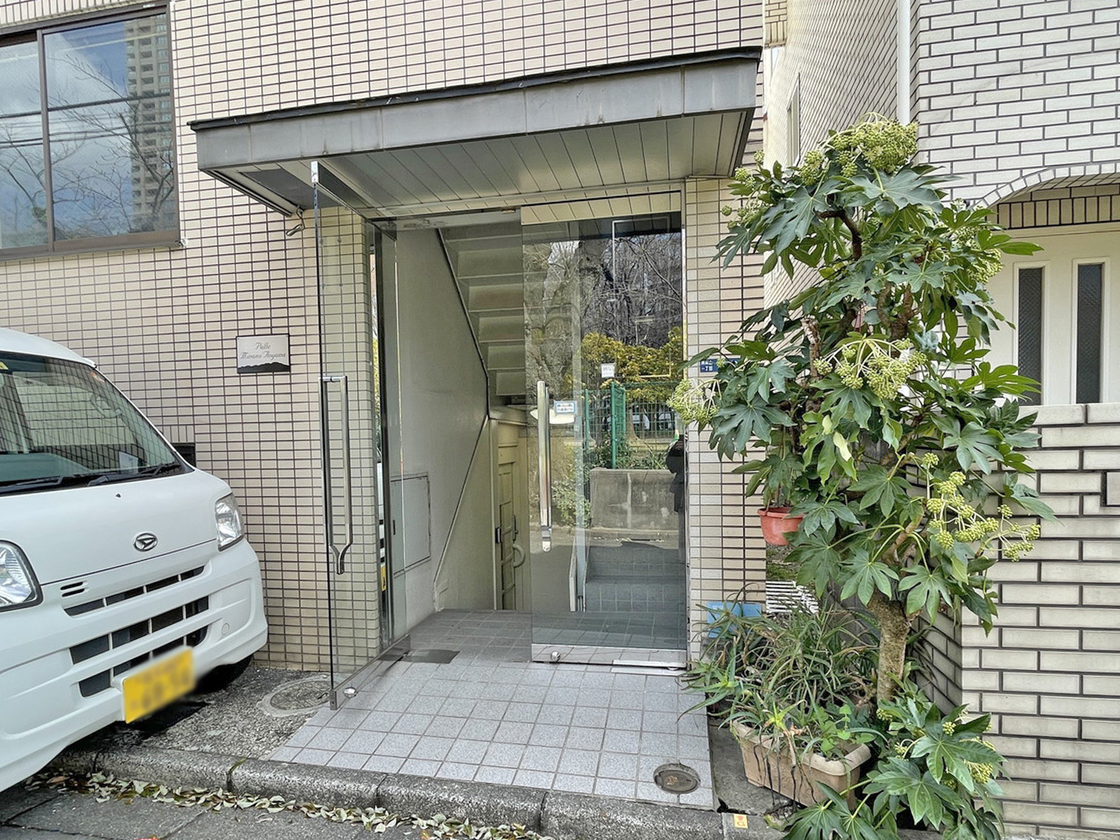 オフィスビル出入口