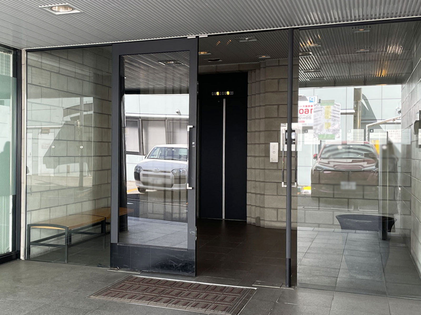 オフィスビル出入口
